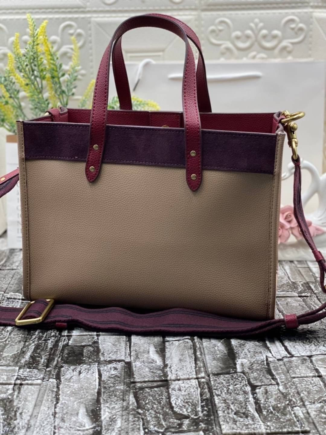 COACH FIELD TOTE 30 IN COLORBLOCK WITH COACH BADGE พร้อมส่งที่ไทย