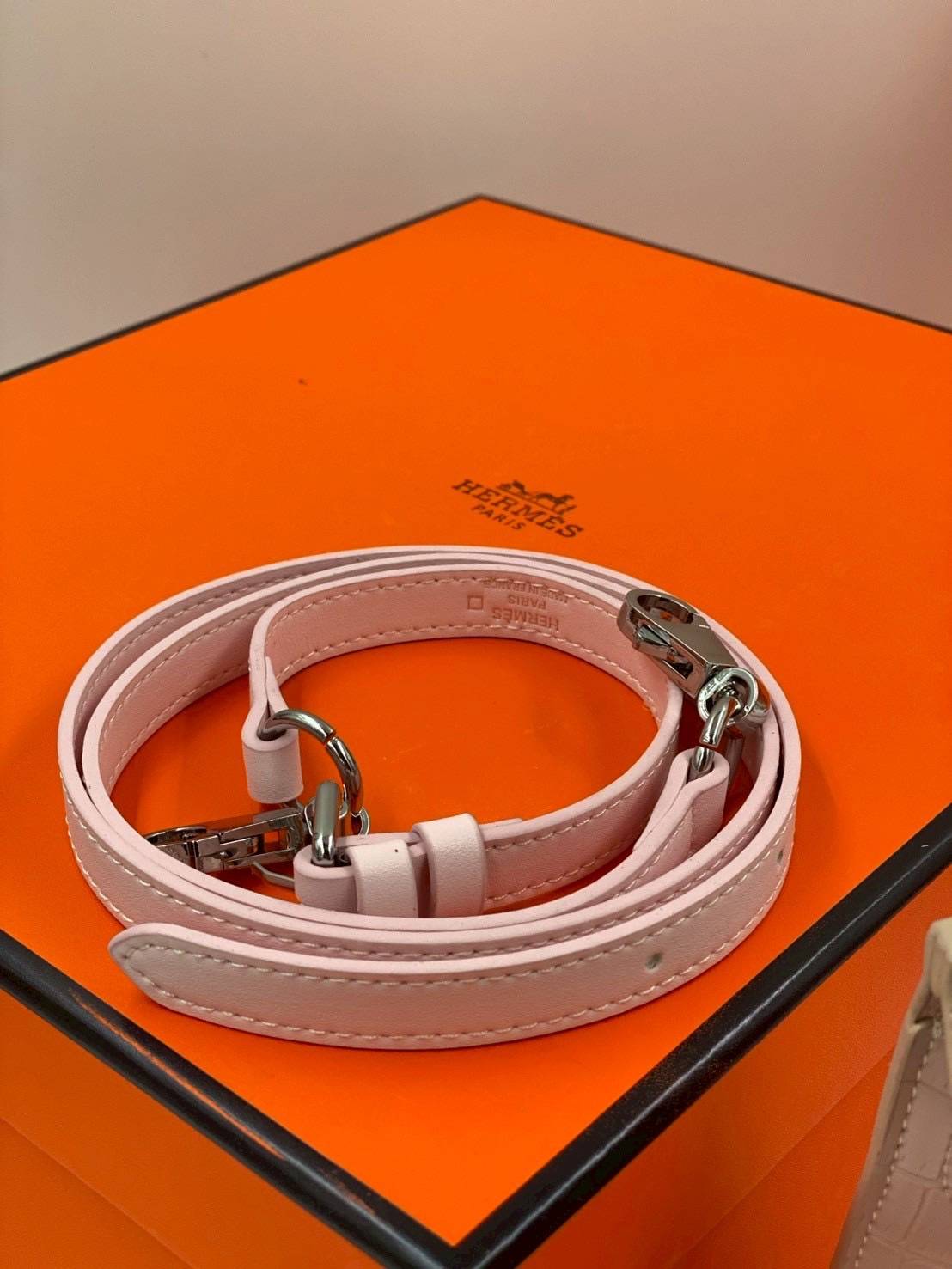 ORI หนังแท้ | Hermes Birkin Bag Faubourg 20cm รุ่นลิมิเต็ด กระเป๋าสะพายที่สุดแห่งหรูหราลัคชู นิยามของความสง่างามเหนือกาลเวลา แบรนด์เนมในฝัน งดงามดั่งเจ้าหญิง แบรนด์ที่บ่งบอกถึงฐานะและรสนิยมของคุณ