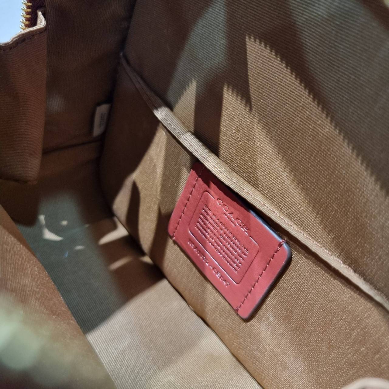 CE847 COACH x PEANUTS LUNCH PAIL IN SIGNATURE CANVAS WITH PATCHES คอลเลคชั่นใหม่ น่ารักน่าใช้ กับกระเป๋าสะพายสวยอยู่ทรง ดีไซน์ตกแต่งแพทช์ลวดลายการ์ตูนยอดฮิต