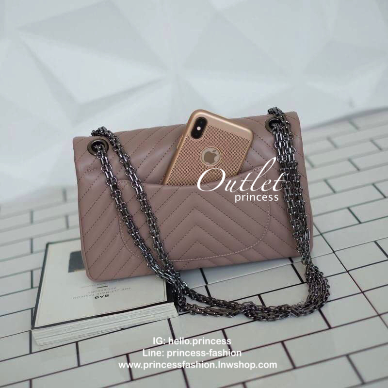KEEP shoulder chevron chain handbag ( อะไหล่ รมควันดำ ) สวย หรู มากๆ เลยน๊า กระเป๋าอยู่ทรง ใครชอบส่งวันนี้ห้ามพลาดเลยนะคะ สายโซ่สะพายสบายคะ สายปรับ สั้น ยาวได้คะ ภายในสีแดง มีช่องใส่ของจิกจิงหลายช่องแบ่งเก็บของเป็นสัดส่วนมากๆคะ *ใบจริงสวยมาก เข้ากับชุดได้