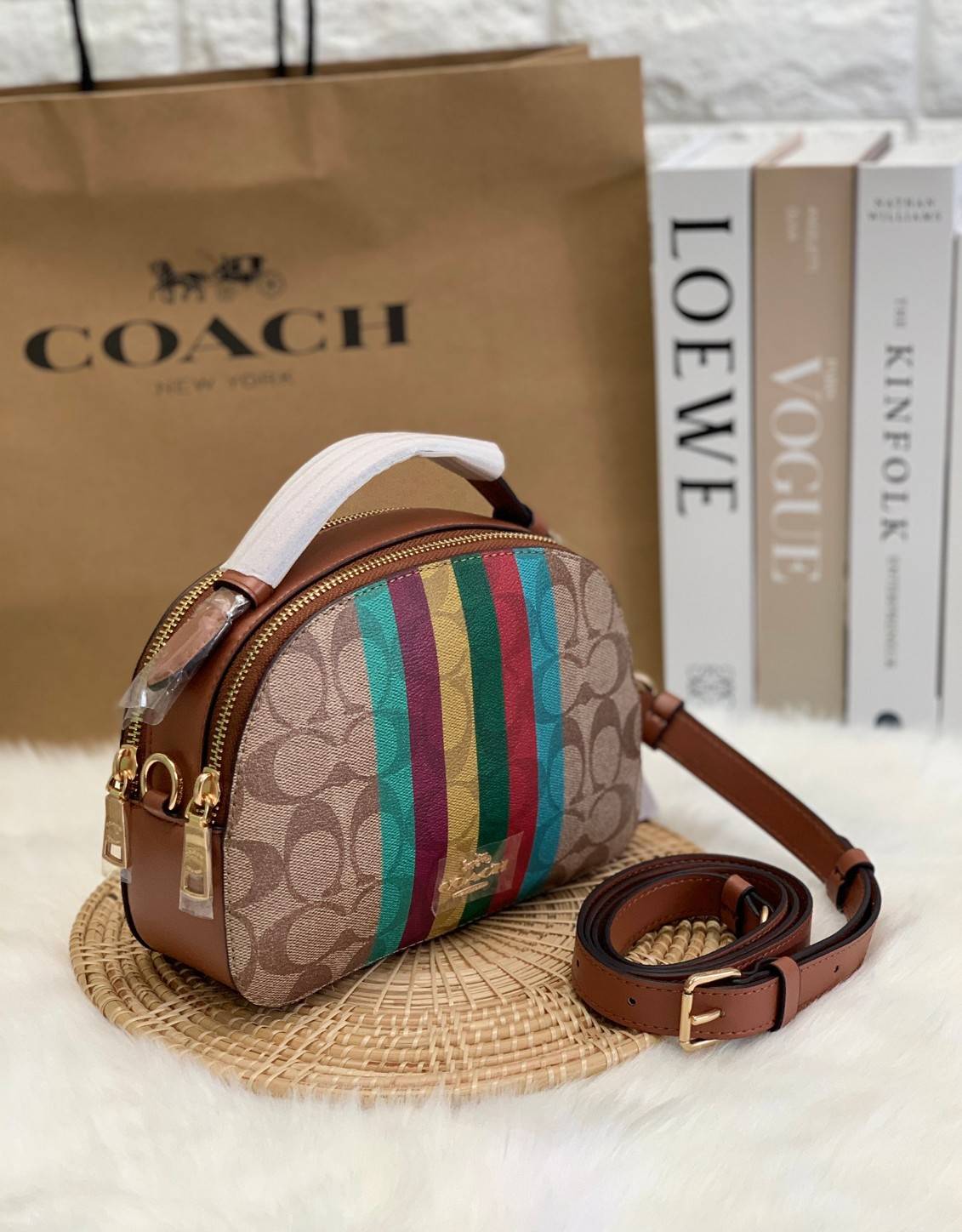 ใหม่ล่าสุดก่อนใคร! 🌈ต้อนรับเปิดประเทศด้วยรุ่นใหม่กันค่าา😘 COACH Serena Satchel In Signature Canvas With Stripe ((C5642)) พร้อมส่งที่ไทย ใบจริงสีคือสวยหรูมากค่ะ! กระเป๋าสะพายข้าง ขนาดกระทัดรัด ทรงโดมเล็ก น่ารักมากๆค่ะ ด้านหน้าสกรีนแถบสีสายร