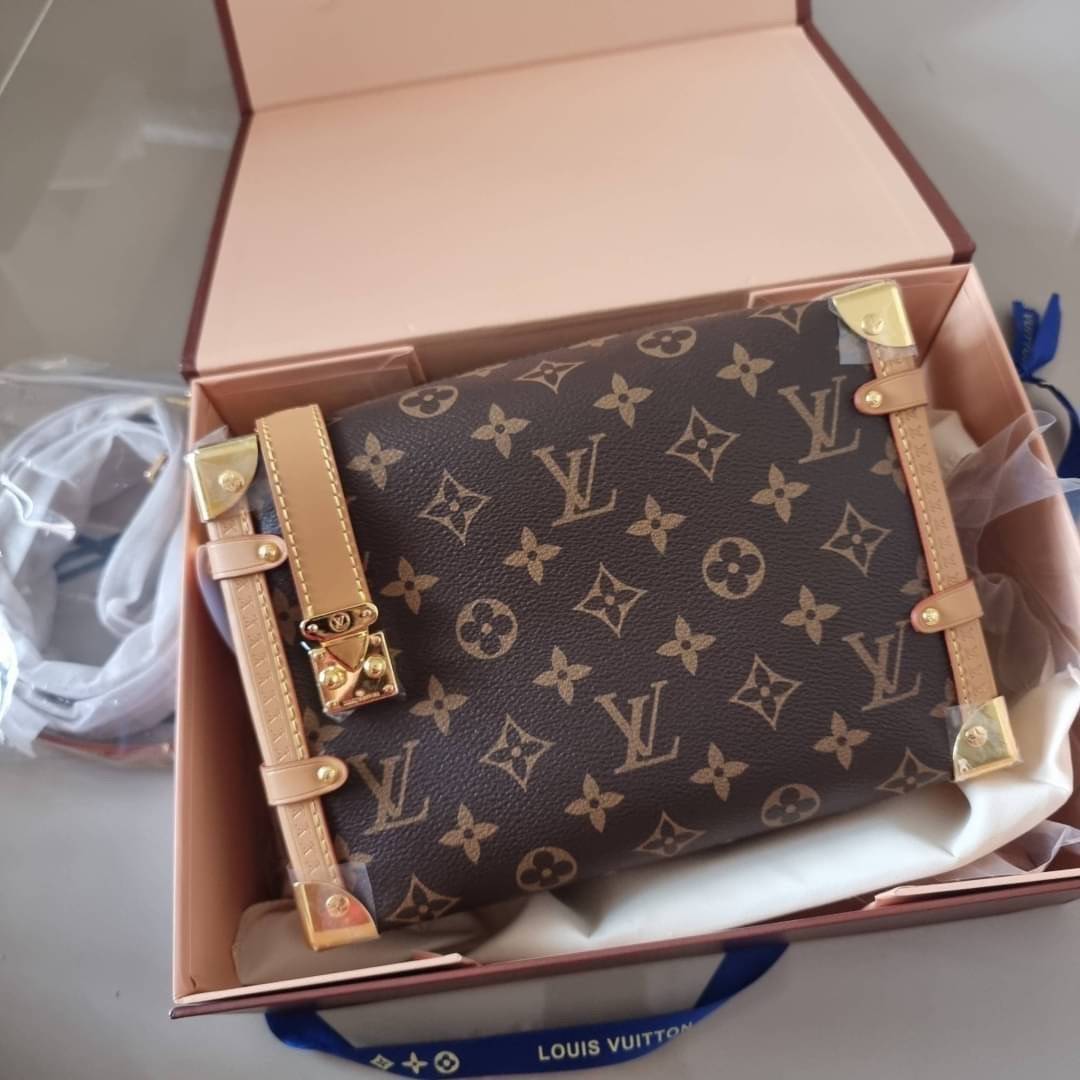 LV SIDE TRUNK MONOGRAM สุดยอดกระเป๋าไอคอนนิค ทรงสวย ใหม่ล่าสุด สวยมีเสน่ห์ รูปทรงกล่อง โดดเด่นด้วยหมุดเข้ามุม ซิปเปิด-ปิดล็อคได้ วัสดุหนังแคนวาส