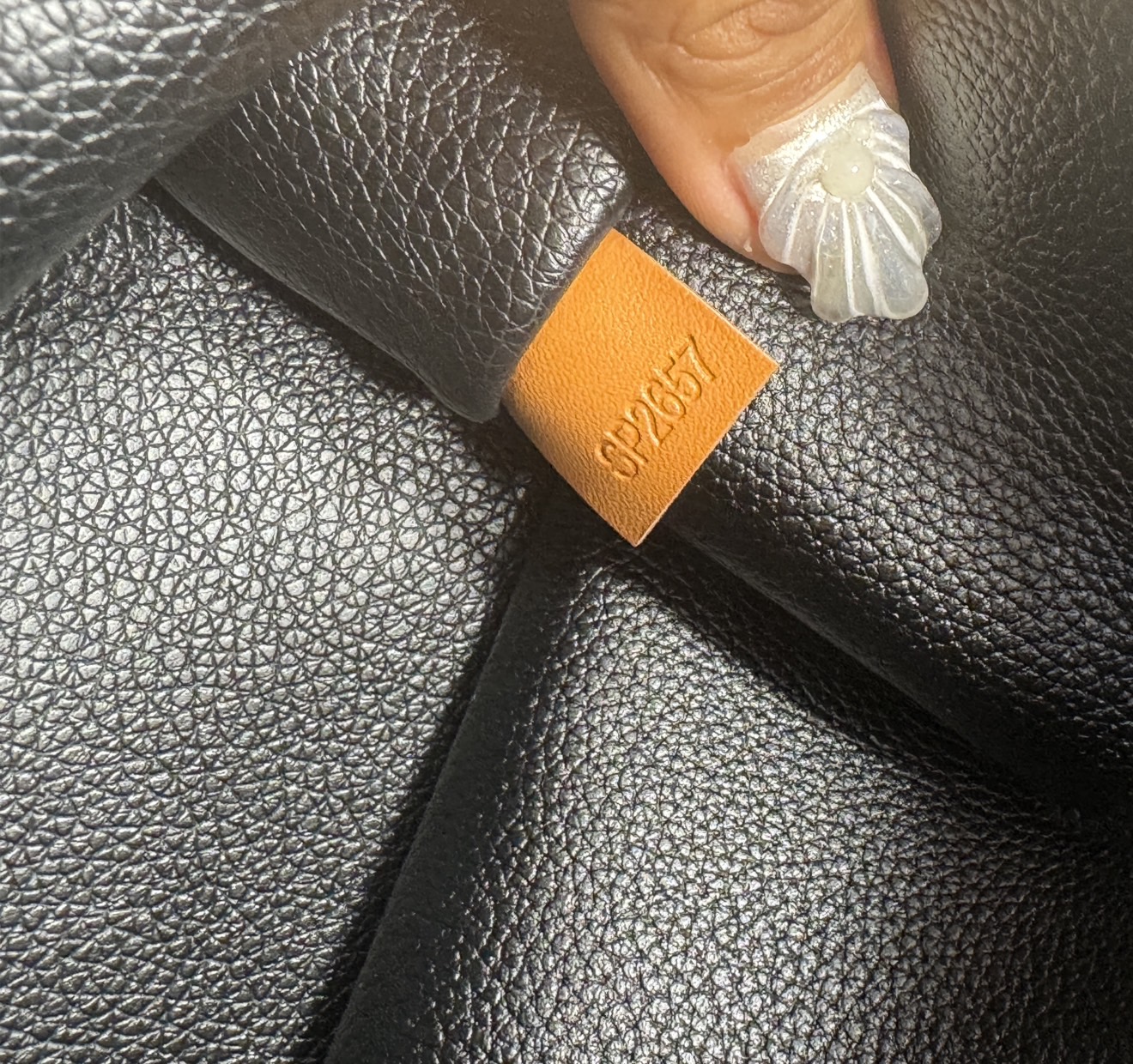 LV Neverfull Inside Out MM / LV Tote Bag กระเป๋าทรงโท้ทใบใหญ่ กลับด้านใช้ได้ 2 ฝั่ง ดีไซน์ใหม่ที่ฮอตที่สุดในตอนนี้ มาพร้อมใบลูกพิมพ์ลายเส้นตรงสวยเด่น เป็นอีกรุ่นที่นิยมใช้เยอะมากๆ ภายในโล่งกว้าง สะพายไปเที่ยวต่างจังหวัดคือดีงามมากจ้า หรือจะสะพายไปทำงาน ไป