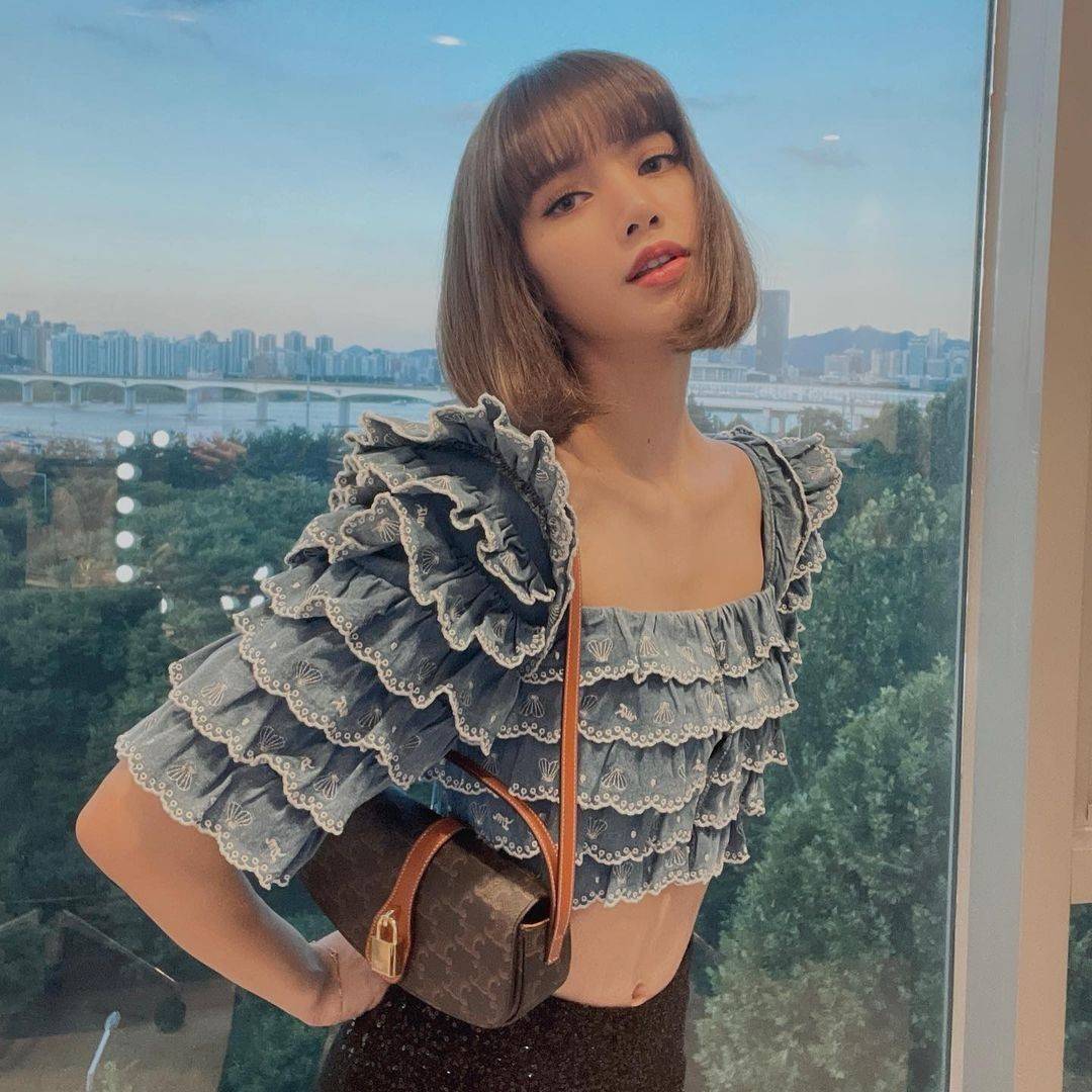 CELINE MINI CROSSBODY BAG VIP GIFT WITH PURCHASE (GWP) กระเป๋าพรีเมี่ยมกิ๊ฟ Limited Edition จาก CELINE PARFUME DUTYFREE COUNTER วัสดุ TRIOMPHE CANVAS ดีไซน์สุดคลาสสิคเปิดปิดด้วยฝาปิดแม่เหล็ก ด้านหน้าตกแต่งด้วยแม่กุญเเจแบรนด์สามารถใช้งานจริงได้ ภายในโล่งมี