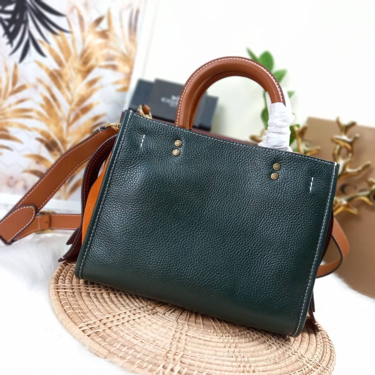 OUTLET 】COACH ROGUE 25 IN COLORBLOCK (C5575) ที่สุดแห่งความหรูหรา สุดคลาสสิค 🌺กระเป๋าหนังแท้คุณภาพเยี่ยม สัมผัสนิ่มละมุนจนต้องหลงรัก ด้านข้างเพิ่มความสวยเก๋ด้วยหนังกลับ อยู่ทรงสุดสวย น่าใช้ น่ามอง จนใครๆต้องเหลียวหลังตาม//ด้านในมี 2 ช่องกว้าง กับอ