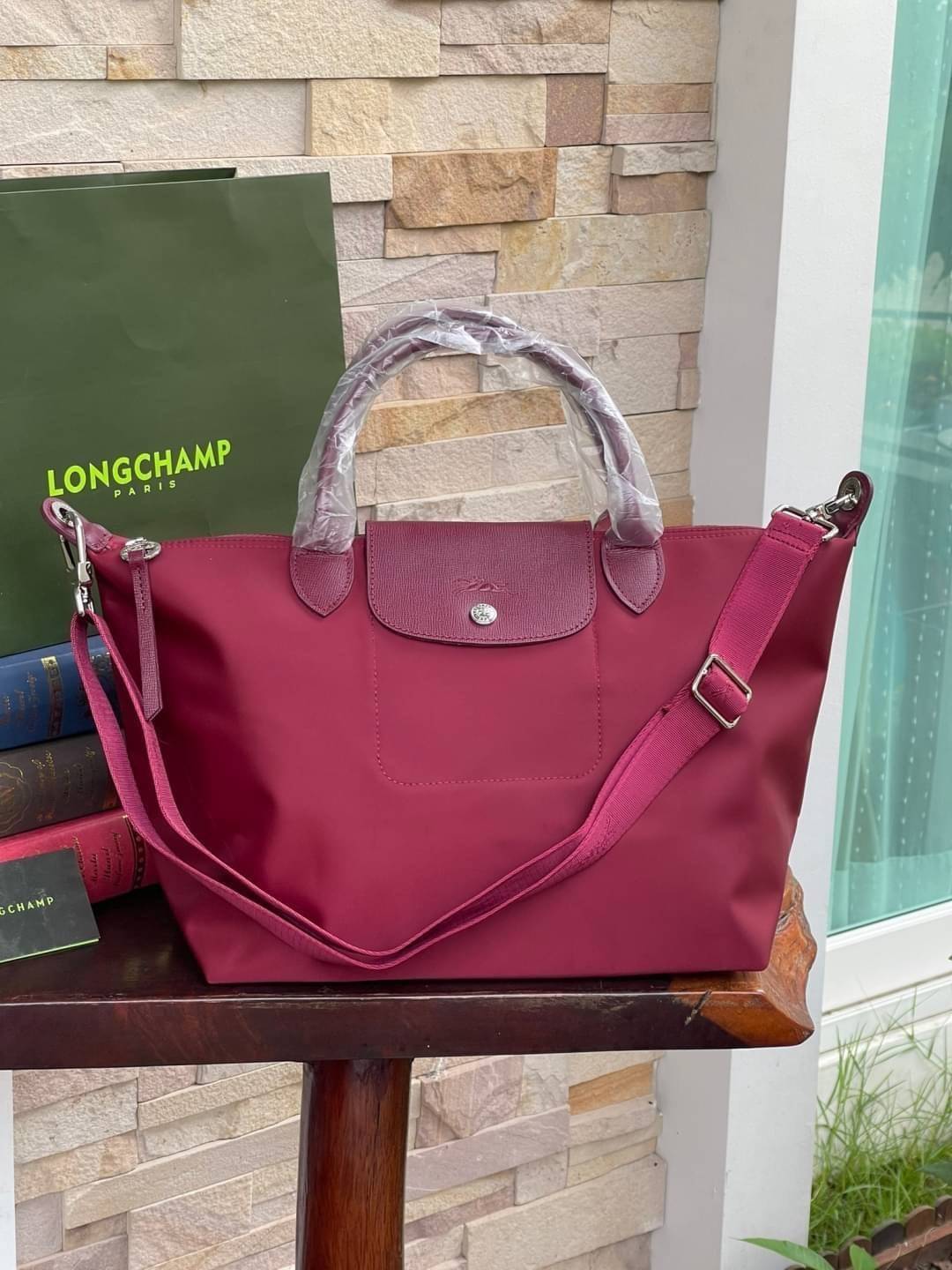 8สี พร้อมส่ง Longchamp LE PLIAGE NÉO TOP HANDLE BAG (medium size) อีกหนึ่งรุ่นยอดนิยม ที่สาวๆ ต้องมีไว้เก็บไว้สักใบ กระเป๋าโท้ทใบนี้ มาพร้อมกับสีที่มีสไตล์เรียบง่าย มีสายสะพายยาวปรับสั้นยาวได้ช่วยให้คุณสามารถสะพายไหล่ได้อย่างสบาย ในตัวสายปักโลโก้อันเป็นสั