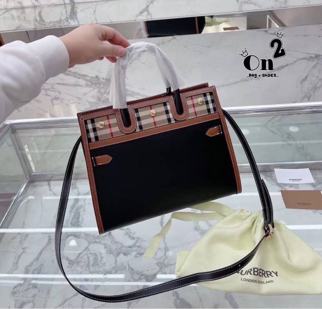 BURBERRY Women Vintage Check Two-handle Title Bag / BURBERRY Leather and Vintage Handle Bag อีกหนึ่งไอเท็มหายาก วัสดุ Leather Calfskin ลายวินเทจประดับกระดุมทองสวยหรูดีไซน์คลาสสิคคงไว้ซึ่งเอกลักษณ์แบรนด์ด้านข้างคาดด้วยสายหนังแท้ปรับทรงได้ หูจับหนังแท้แข็งแ