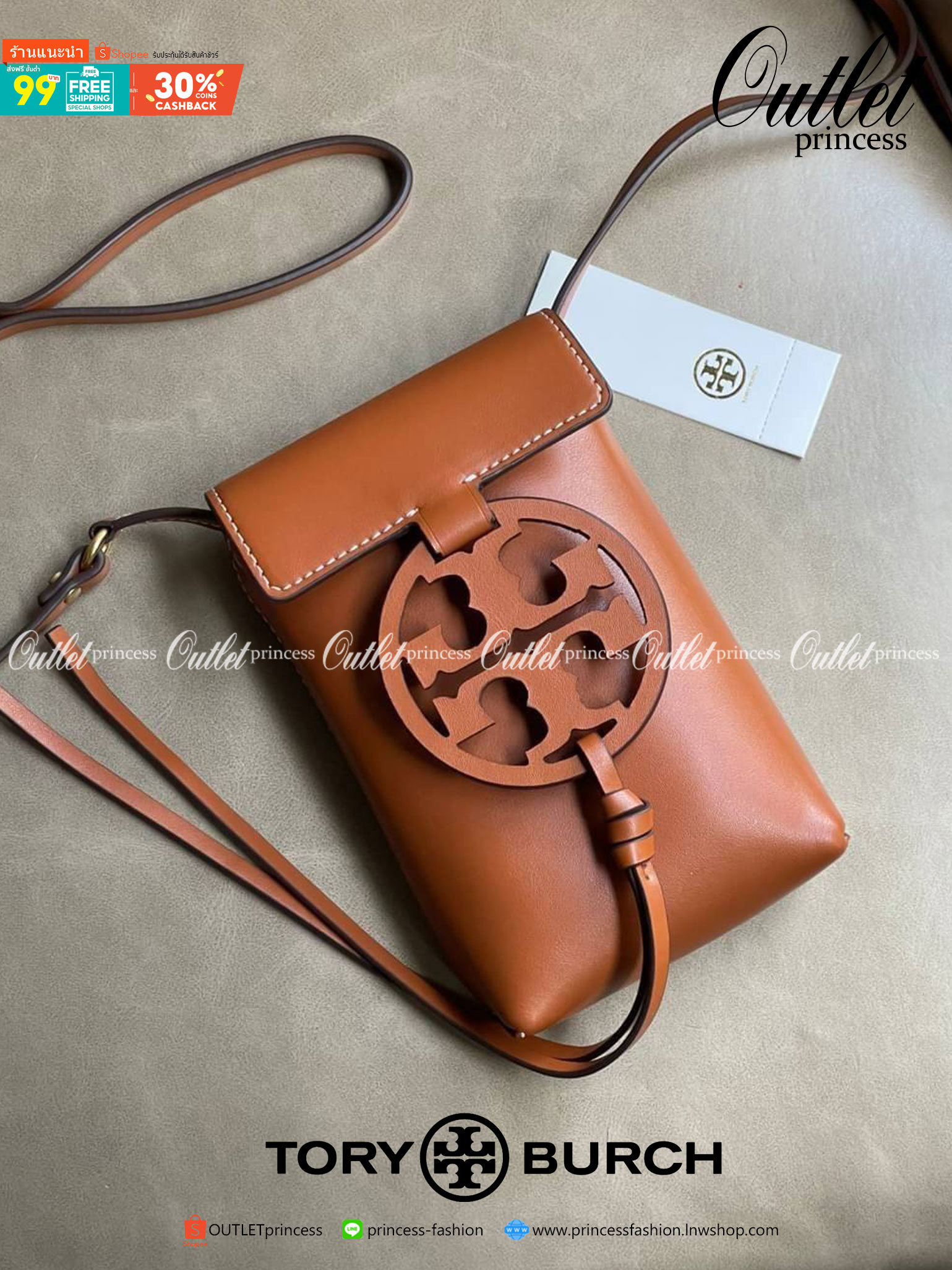 TORY BURCH MILLER METAL PHONE CROSSBODY อีกหนึ่งกระเป๋าใส่มือถือรุ่นฮิตที่เชื่อว่าหลาย ๆ คนต้องเคยเห็นผ่าน ๆ ตามาอย่างแน่นอน กับแบรนด์ Tory Burch ดีไซน์กระเป๋าทรงฝาพับแม่เหล็กใช้งานง่าย มาพร้อมดีเทล Logo สีเดียวกับเฉดสีของกระเป๋า แต่ยังมีความน่ารักด้วยทรง