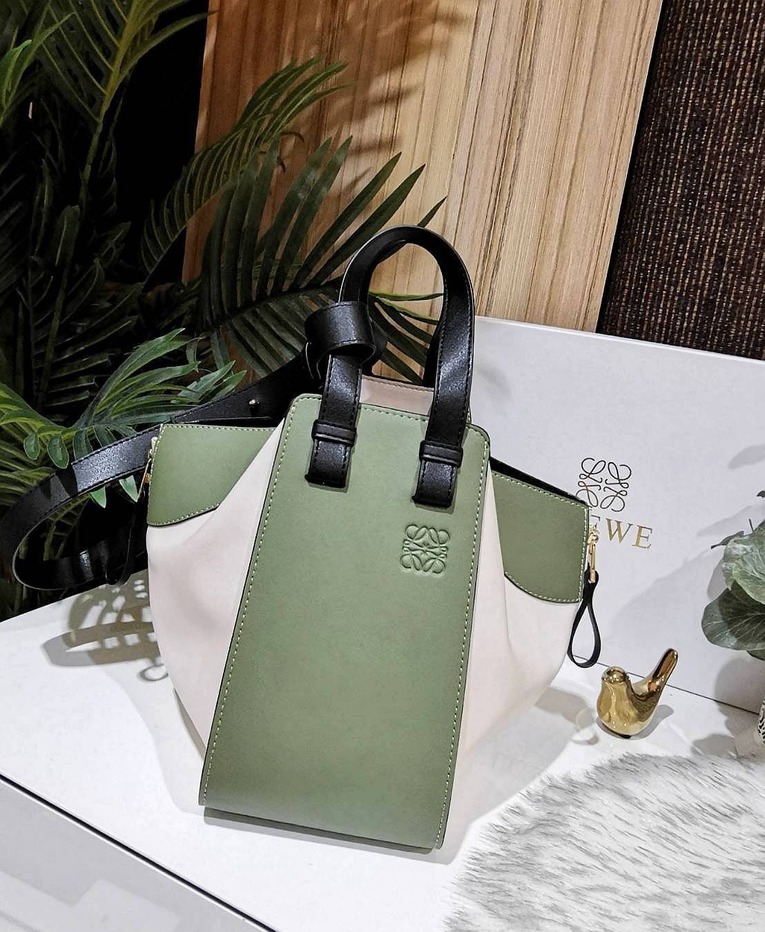 LOEWE HANDLE & SHOULDER BAG GIFT WITH PURCHASE GWP พรีเมี่ยมกิ๊ฟ Limited จาก LOEWE PERFUME DUTYFREE รุ่น Rare items สุดๆวัสดุหนังแท้ Calfskin หนังสวยดีไซน์มีเอกลักษณ์ ใบใหญ่กำลังดี น้ำหนักเบา สามารถปรับได้หลายทรงไม่จำเจ ด้านข้างมีซิปปรับขยายได้ ภายในโล่งก