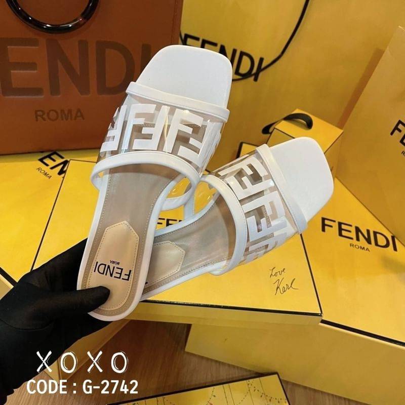 FENDI SANDALS แตะ ชนช้อป สวย แปะมาก แมทส์ชุดง่าย วัสดุด้านบนคาดพลาสติก สกีนแบรนด์