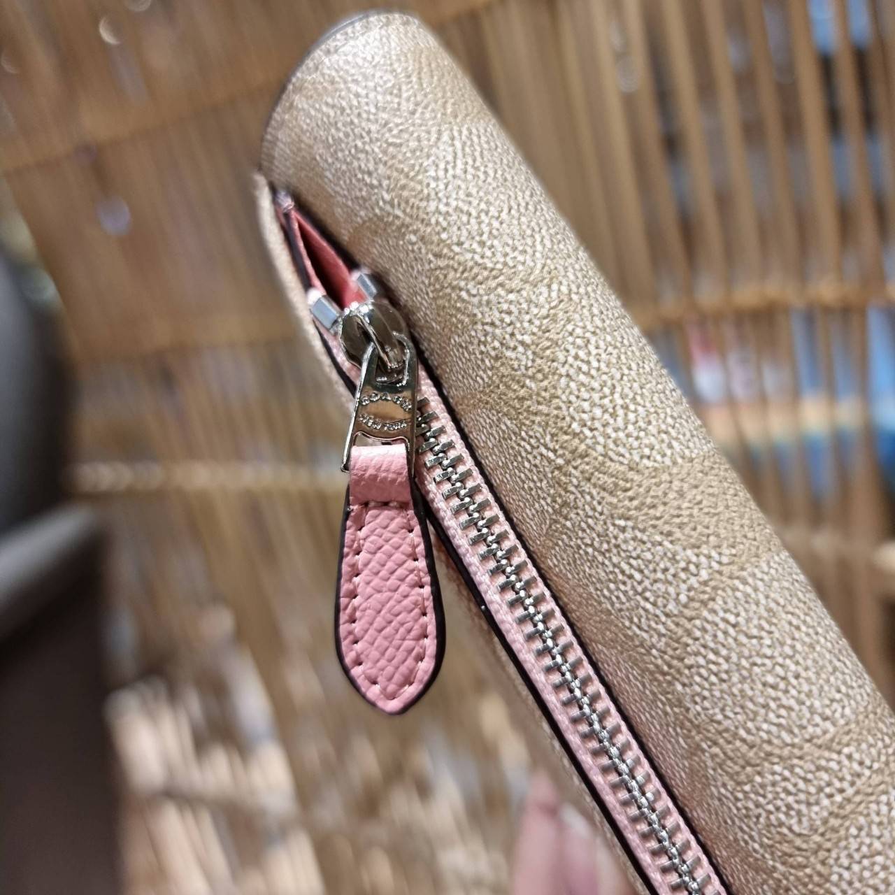 COACH F52601 POP SLIM ENVELOPE WALLET IN SIGNATURE รุ่นขายดี ขายหมด!! รุ่นหายาก!! เติมสต็อคจ้า!! กระเป๋าสตางค์รุ่นฝาพับ ดีไซน์เรียบหรู คลาสสิค ใช้งานง่ายและสะดวกมากๆ ด้วยซองซิปที่เสียบด้านหลัง ถอดแยกออกมาใช้ได้ หรือเอาออก พกกระเป๋าเดี่ยวๆก็ได้ ถือใบนี้ดูไ