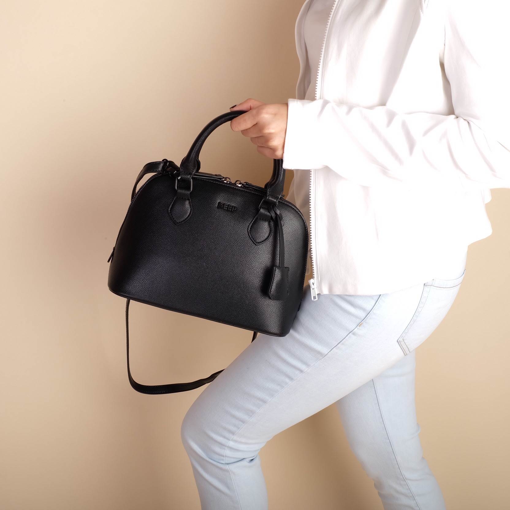 ซูมๆ ใกล้ๆ กันเลย กับ New collection KEEP ' Taylor ' ทำ size ใหม่ (9.5") อยากแนะนำมาก อยู่ระหว่าง มินิ กะ คลาสสิค ขนาด ดี๊-ดี ไม่เล็กไม่ใหญ่ไป แถม!! ดีไซน์รุ่นนี้ เป็นอะไหล่ดำ แต่งกะ look casual style ได้แมตช์ม๊ากกกก มี 3 สี Earth tone ให้เ