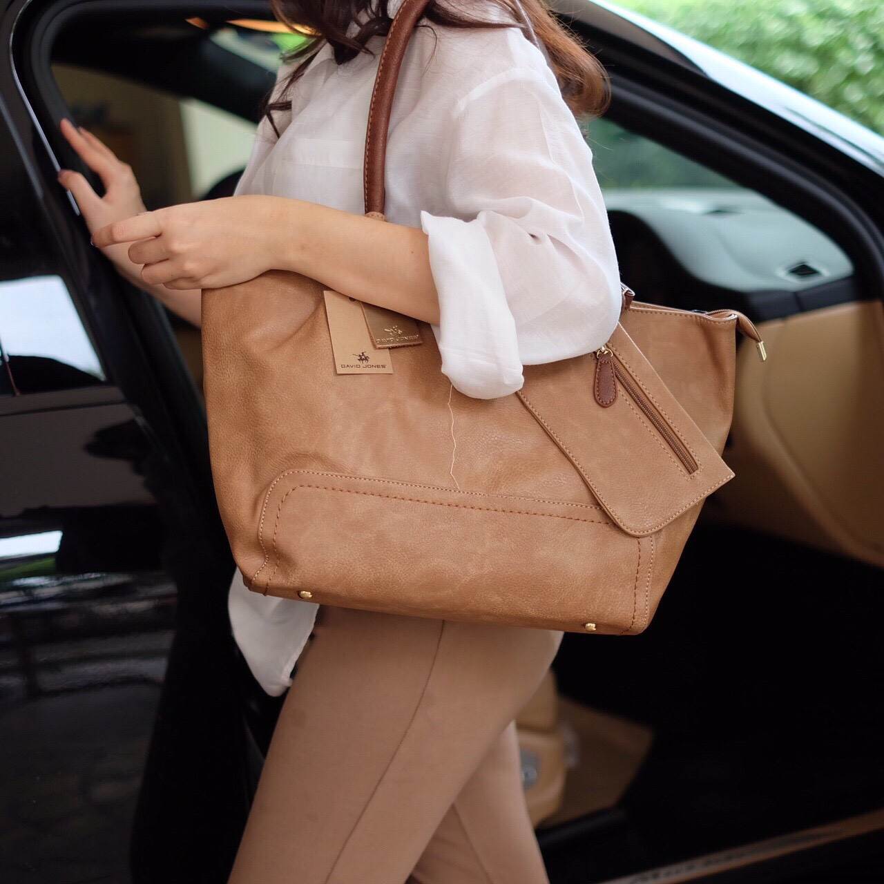 New Arrival สีใหม่ คาราเมล สวยมาก !! ซื้อ 1 ได้ถึง 3 กระเป๋า ทรง Tote จากแบรนด์ David Jones ค่า ทรงนี้ นิยมถือกันมากๆ บอกเลยใบนี้ ของจริงสวยคะ หนังนิ้ม นิ่ม ค่า #ดีต่อใจ 😁❤️ 〰〰〰〰〰 รุ่นใหม่ล่าสุด หนังนิ่มมาก ใบนี้ มีใบเล็กแถมให้อีก 2ใบค่ะ จะ