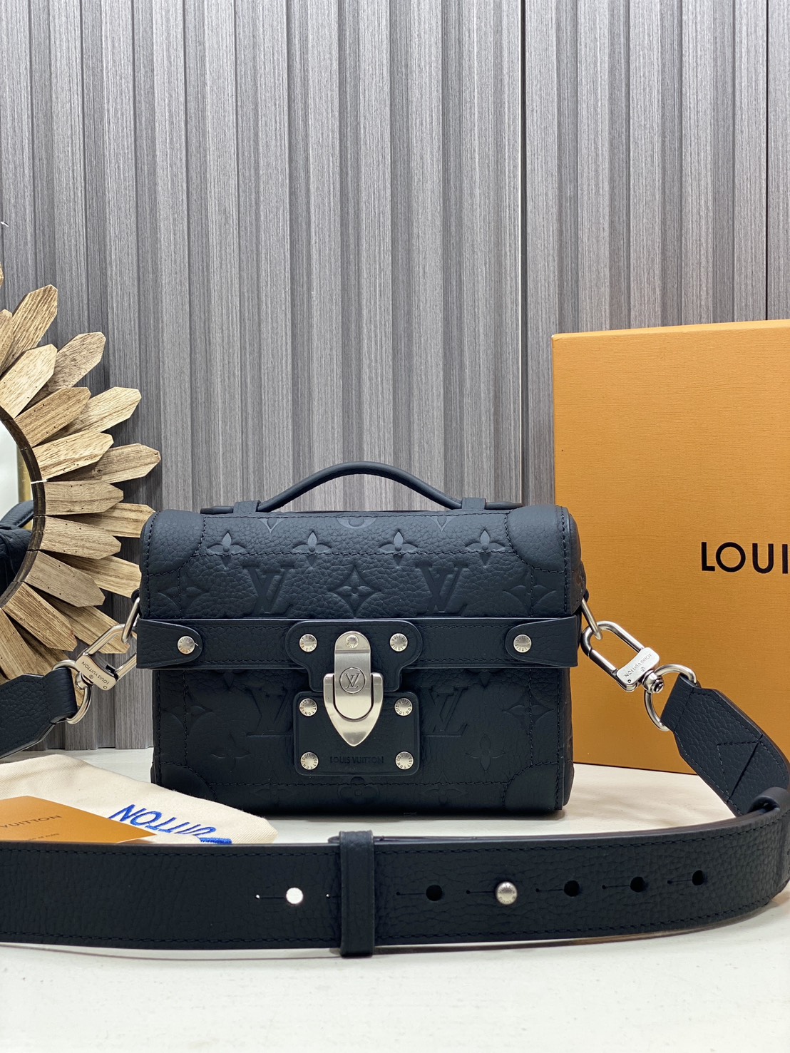 TOP ORI หนังแท้ | LV Soul Trunk Bag Taurillon leather with Monogram pattern กระเป๋าสะพายทรงทรังค์ ครอสบอดี้ขนาดกะทัดรัด หนังแท้เนื้อนุ่มประทับลาย Monogram หรูหราเป็นเอกลักษณ์ เสริมมุมโดดเด่นดีเทลหนังประณีต