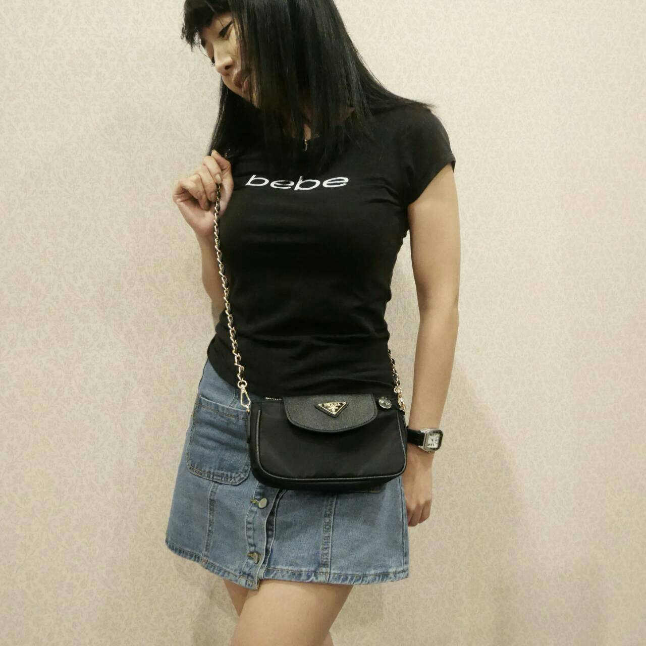 Best Seller! พร้อมส่งความแซ่บ กระเป๋าอเนกประสงค์ จากแบรนด์ PRADA มาค่า เป็น กระเป๋าผ้าไนล่อน ตามแบบฉบับของแบรนด์เลย ใบนี้มีสายยาวโซ่สลับหนัง (ปรับไม่ได้แต่ถอดสายได้คะ) **เลิศมาก สะพายเป็น shoulder bag ได้เลย **ขนาดกำลังดีคะ ตัวกระเป๋าเบามาก ใส่มือถือ7+ได้