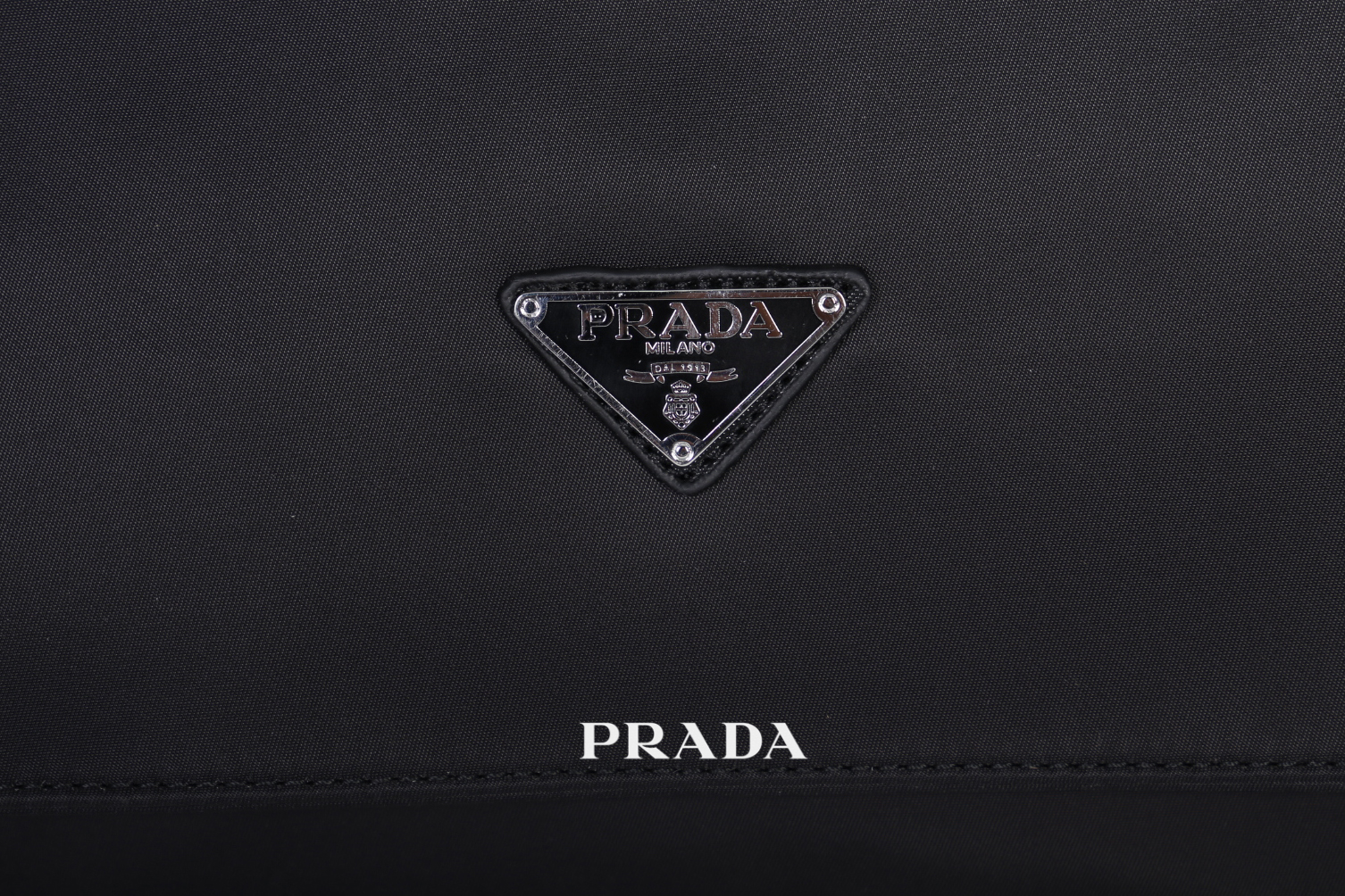 PRADA nylon Handbag วัสดุทำจากผ้าNylon อยู่ทรงสวยค่ะ อะไหล่เงินทั้งใบ สายสามารถสะพายไหล่ คล้องแขนได้
