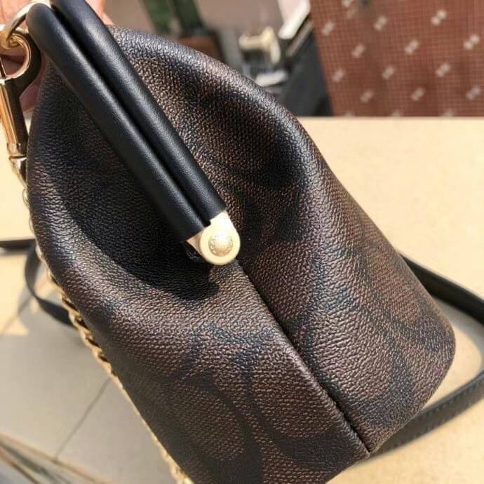 NORA KISSLOCK CROSSBODY (COACH C1451) ครอสบอดี้รุ่นนี้ น่ารักมากค่ะ ขนาดกำลังน่ารักเลยค่ะ ลูกคุณมากๆ ไม่เล็กและไม่ใหญ่มากเกินไป รุ่นนี้สามารถถอดสายสะพายได้ค่ะ ใส่ไอโพนตระกูลพลัสได้ ใส่กระเป๋าสตางค์ใบเล็กได้สบายๆเลยค่ะ