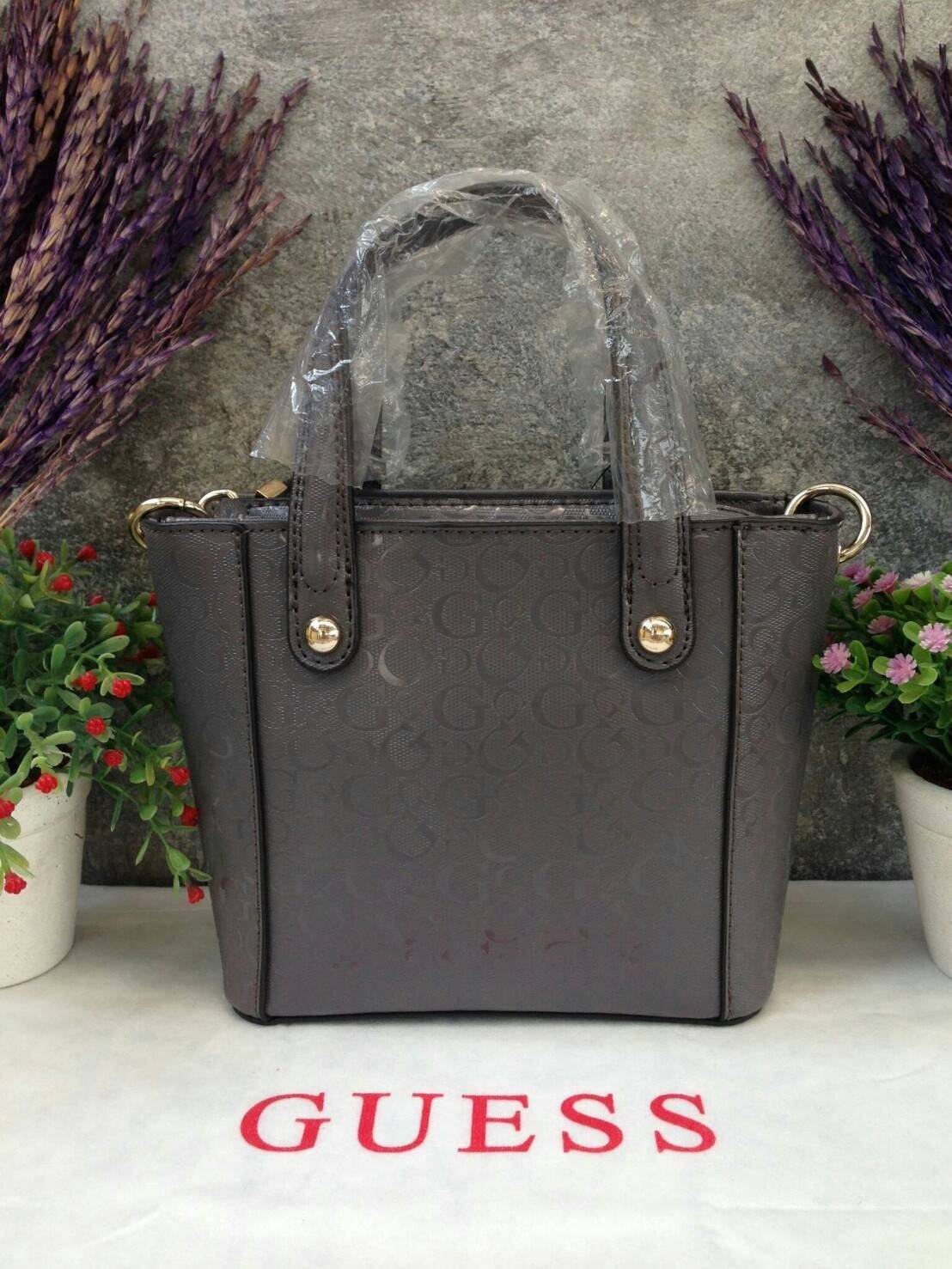 GUESS DELANEY SAFFIANO MINI CROSSBODY BAG WITH STAR กระเป๋าถือหรือสะพาย GUESS FACTORY วัสดุหนังลาย Saffiano ประดับอะไหล่เงินรูปดาวสุดชิค ขนาดกำลังดี น้ำหนักเบา ด้านหน้าประดับ logo พร้อมกับ พวงกุญแจ Signature แบรนด์ที่หูหิ้ว ถอดเเยกใช้ได้ เปิดปิด ด้วยซิป ภ