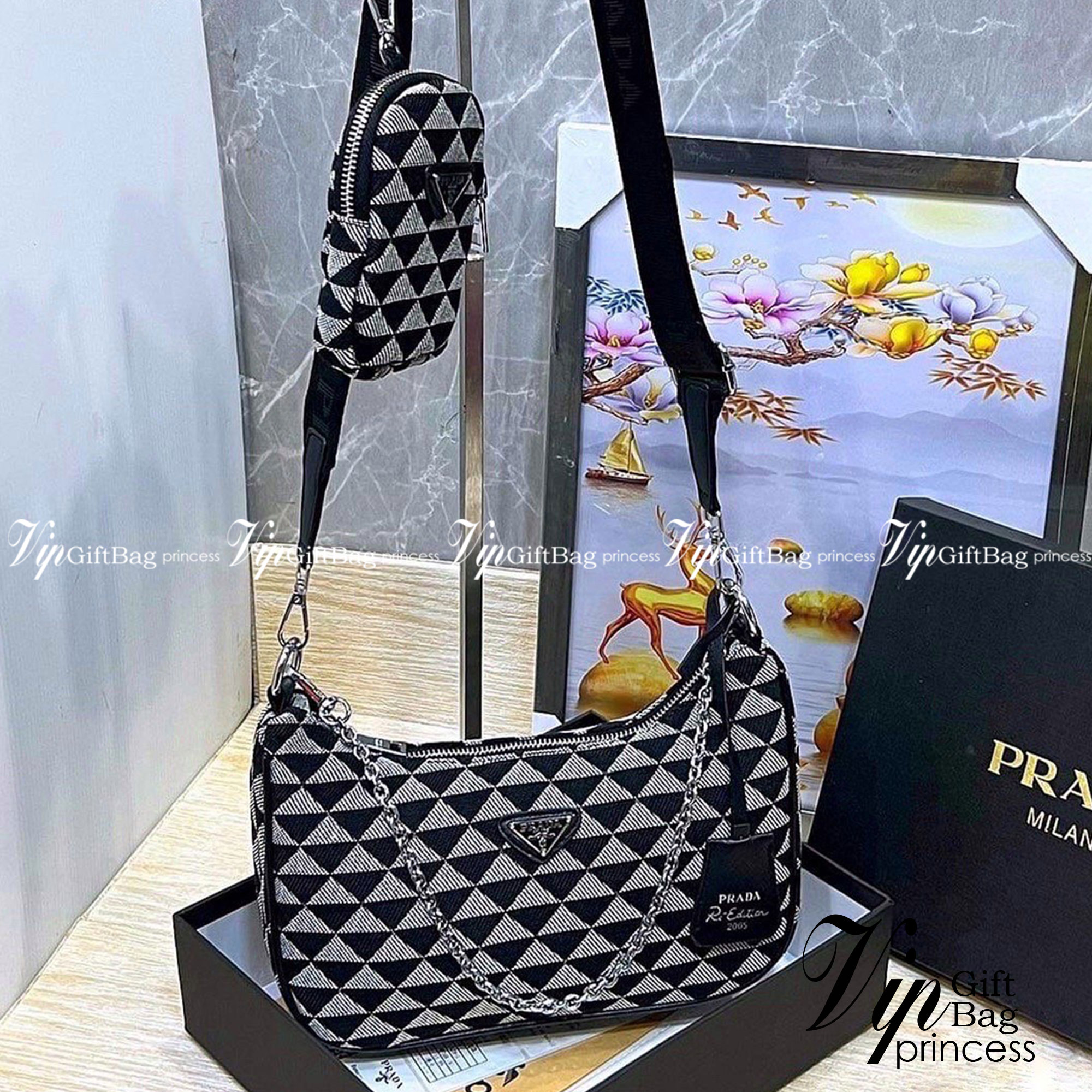 Prada Re-Edition Symbole jacquard Bag กระเป๋าพราด้าสะพายข้าง ลายมาใหม่ อะไหล่สีเงิน แมทง่ายได้ทุกลุค ไอเท็มสุดปัง ที่ฮิตตลอดกาลไม่ว่าจะปีไหนๆ จัดให้ครบทั้งสีขายดีและสีใหม่ล่าสุด ที่สายคุณหนูห้ามพลาด!! กับกระเป๋าสะพายทรงคลาสสิค เหมาะเป็น everyday bag มากๆ 