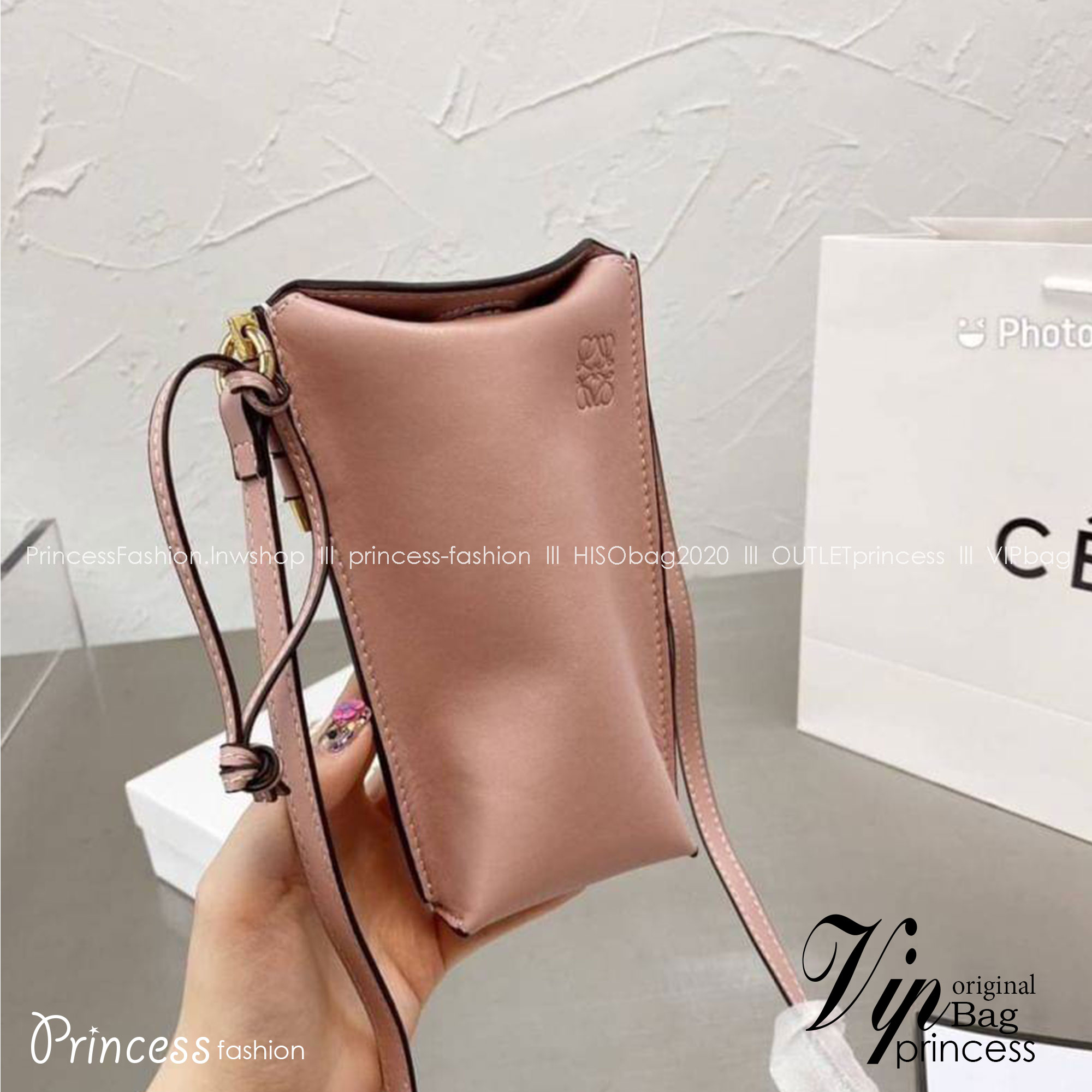 Loewe Pocket Shoulder Bag / LOEWE MINI CROSSBODY BAG / Loewe Phone Bag รุ่นยอดฮิต ไซส์มินิ ที่ใครๆก็ต้องรู้จัก!! กับกระเป๋าสะพายเอนกประสงค์ สำหรับถนอมโทรศัพท์มือ หรือจะประยุกต์ใช้ใส่เงิน พกแทนกระเป๋าสตางค์ก็สะดวก