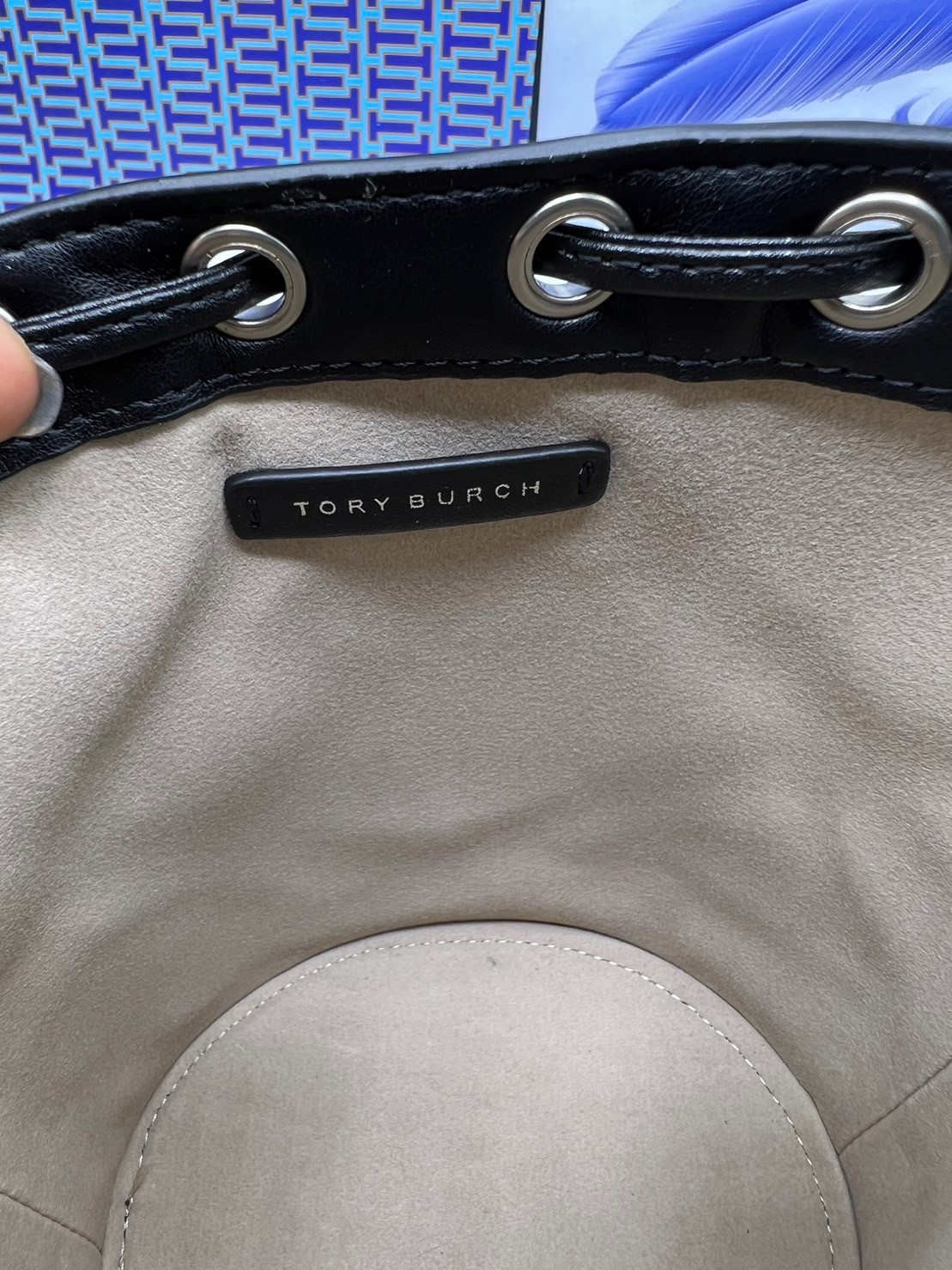 6 สี Tory Burch Puffy Mini / Tory burch T Monogram Puffy Patent Mini Bucket Bag / Tory Bucket Bag กระเป๋าบัคเกต size เล็ก โดดเด่นด้วยโลโก้ตัวนูนปั๊มด้านหน้า