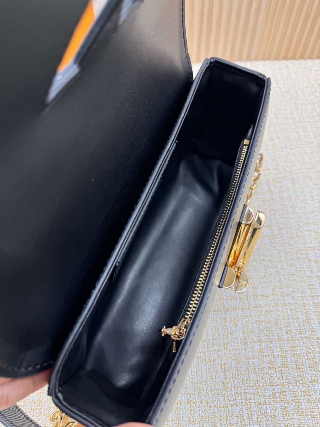 ORI หนังแท้ | LV Twist West Bag กระเป๋าสะพายหนัง Epi ลายเกรน สุดคลาสสิกมาดีไซน์ใหม่ในรูปทรงยาวเผยลุคมีระดับเหนือกาลเวลา ความหรูหราเข้ากับสตรีตสไตล์