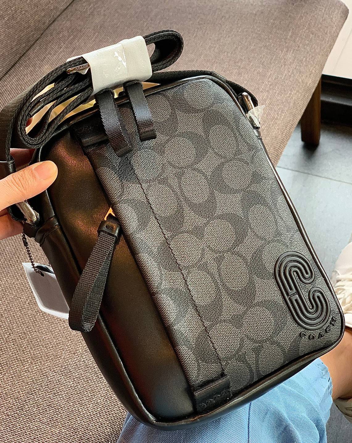 รุ่นที่คุณผู้ชาย2021 ต้องมีค่ะ💥 COACH 6788 EDGE STRADDLE SHOULDER BAG พร้อมส่งที่ไทย น่าใช้มากๆค่าา🔥 กระเป๋าสะพายแบบครอสบอดี้ร์ ทรงสวย หนังแท้นิ่มอย่างดีค่ะ ด้านหน้ามีช่องซิปซ่อนให้หนึ่งช่องนะคะ เปิดปิดช่องหลักแบบซิปคู่ภายในลึก ใส่ของจำเป็