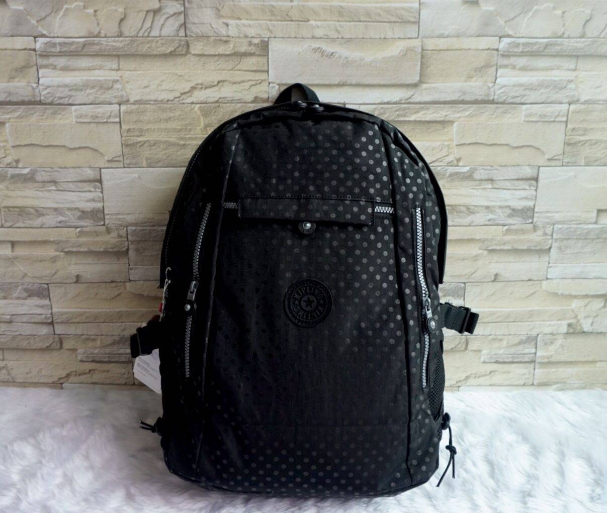 KIPLING BACKPACK K502 กระเป๋าเป้สะพายใบใหญ่ จุของได้เยอะมากๆ วัสดุ nylon + polyestor% กันน้ำ ด้านหน้ามี ช่องใส่ของจุกจิก ช่องซ้ายขวา ช่องหลักเปิดปิดด้วยซิป ภายในแบ่งเป็นสัดส่วย มีช่องแยกใส่ Laptop ใบขี้ขะได้เยอะ จะใช้ไปเรียน ไปนิมหรือท่องเที่ยวก็ตอยโจทย์ค