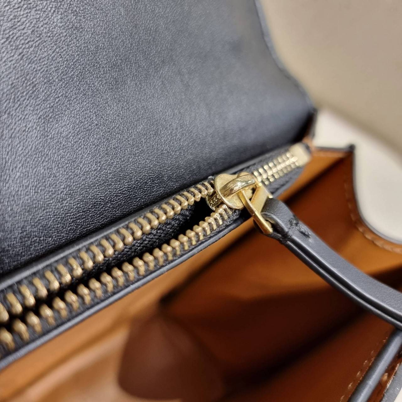 TORY BURCH ELEANOR SMALL CONVERTIBLE SHOULDER BAG ฮอตไอเท็ม รุ่นนี้ขายดีขายหมด คัมแบค!! สวยหรู คุณหนู ผู้ดี!! หายากมากที่สุด!! กระเป๋าสะพายข้าง ดีไซน์อยู่ทรง ขนาดกำลังสะดวกใช้สำหรับสาว วัสดุหนังแท้เต็มใบ สีทูโทน เปิด-ปิดด้วยแถบแม่เหล็ก ภายในแบ่งสัดส่วนได้