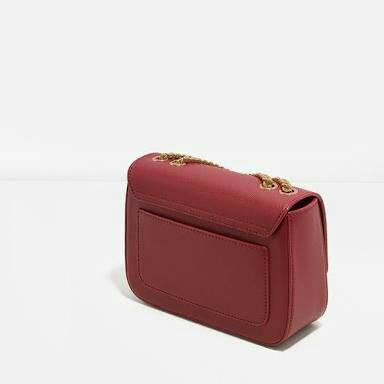 CHARLES & KEITH PUSH-LOCK CHAIN SLING BAG Best seller กระเป๋าอยู่ทรงสวย วัสดุลายคาร์เวียร์หนังสวยใช้ เปิดปิดด้วยตัวล็อค ด้านในมีช่องซิป 1 ช่อง จะสะพาย แบบสายโซ่คู่/เดี่ยวก็สวยน่ารักค่ะ