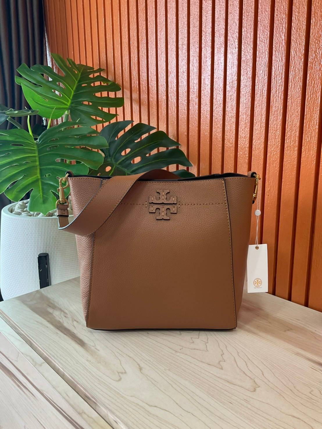 ของแท้ 💯% Tory Burch Mcgraw Hobo Bag TORY BURCH MCGRAW HOBO BAG รุ่น 51063 กระเป๋าสะพายไหล่ สะพายได้ 2 ทรง ทรงสวยไม่ตกเทรน ผลิตจากหนังแท้ หนังลูกวัว หนังนุ่ม หนังหอม น้ำหนักเบามากกก!! นิ่มสวยมากๆ