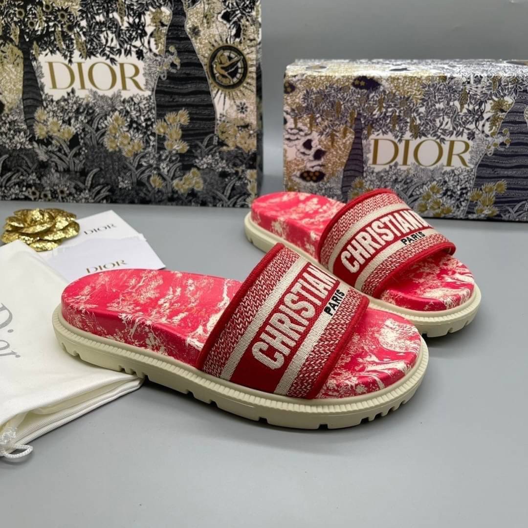 DIOR DWAY SLIDE Toile de Jouy Flowers Embroidered Cotton Dior Sandals รองเท้าแตะที่เป็นเอกลักษณ์ ที่สุดแห่งความหรูหราใช้งานได้ทุกวัน ตัดเย็บจากผ้าฝ้ายปักลาย ประดับด้วยรายละเอียดสวยงาม เสริมส้นยางหนาอย่างดีสวมใส่ง่าย น้ำหนักเบา งานเกรดออริจินอล 1:1 เหมือนท