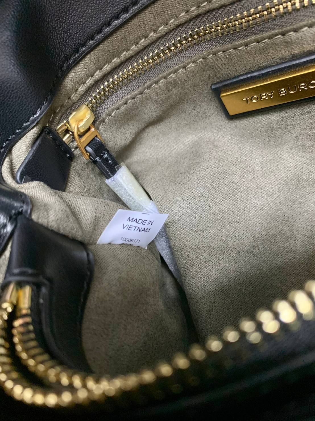 TORY BURCH KIRA QUILTED SMALL BAG พร้อมส่งที่ไทย ไม่ผิดหวังแน่นอนค่ะ! กระเป๋าหิ้วหรือสะพายข้างได้ วัสดุหนังแกะแท้ทั้งใบ ((หนังแกะจะมีคุณภาพดีเงานิ่มและแพงกว่าหนังวัวจ้า)) หนังนิ่มสวยงามมากๆค่ะ เปิดปิดกระเป๋าแบบหมุนล็อคแบบโลโก้แบรนด์ ใช้อะไหล่คลาสสิคดูหรูเ