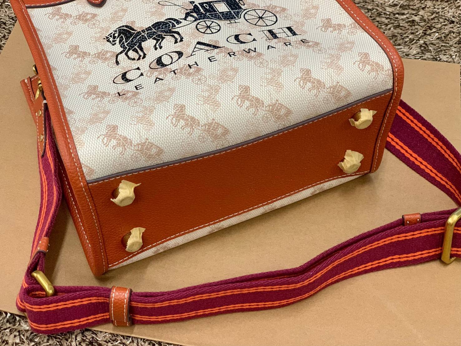COACH FIELD TOTE 22 WITH HORSE AND CARRIAGE PRINT CARRIAGE BADGE((C8456)) 💫พร้อมส่งที่ไทย ใหม่ล่าสุด คุณภาพเกินเบอร์เลยจ้าา! กระเป๋าทรงTote ไม่ว่าโอกาสไหนๆ คุณสามารถพกพาไปได้ทุกที่ค่ะ หนังแท้อย่างดี! สวย นิ่มมือดีมากค่ะ