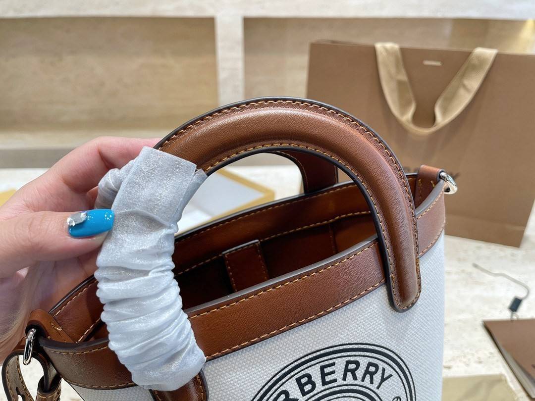 BURBERRY MINI CANVAS CROSSBODY BAG *งานหรูมาก 👑👑 สินค้าพรีเมียมกิ้ฟท์เคาเตอร์น้ำหอมต่างประเทศ กระเป๋าทรง CROSSBODY ใบขนาดกำลังดี *ผ้าแคนวาสคาดหนังวัวแท้ อะไหล่ทอง ปักโลโก้แบรนด์ด้านหน้า ด้านในเปิดปิดด้วยกระดุมคาด สามารถใส่กระเป๋าสตางค์สั้น