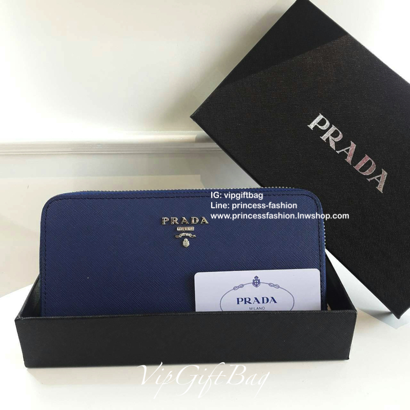 New Item! รุ่นที่รอคอย เข้าแล้วค้า กับ Prada Wallet Saffiano จากงานพรีเมี่ยมกิ้ฟแบรนด์ดัง กระเป๋าสตางค์ซิปรอบ เปิดปิดด้วยซิป อะไหล่ทอง ปั้มแบรนด์ ทั้งใบ ด้านในมีช่องซิปแยกอีก1ช่อง บุผ้าปั้มแบรนด์สวยหรู ใส่ธนบัตรได้เยอะเลย เกร๋กู้ด ครบทุกฟังค์ชั่น คุ้มค่าร