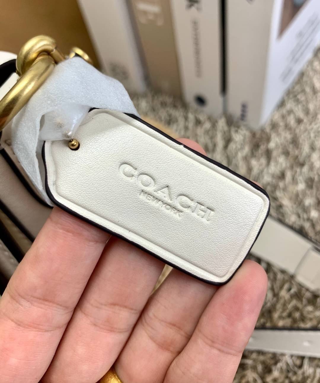 สวย หรู แถมสุดคุ้มกันเลยจร้าา💋 COACH BEAT SADDLE BAG ((C3837//C0749)) พร้อมส่งที่ไทยอีกครั้ง ห้ามพลาดค่าา!! กระเป๋าสะพายครอสบอดี้ร์ วัสดุหนังแท้ชั้นดีที่สุด! หนังสวย บวกกับอะไหล่แบรนด์ที่ดูเด่นคลาสสิคตรงด้านหน้าค่ะ เปิดปิดกระเป๋าแบบกดล็อค ภายในสาม