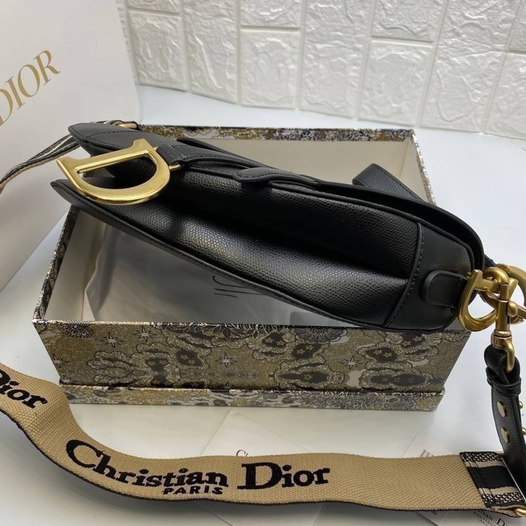 หนังแท้ DIOR SADDLE BAG with strap กระเป๋ารุ่นยอดนิยมตามแบบฉบับแบรนด์ งานออริหนังแท้ทั้งใบ ใช้งานได้ 2 แบบ สะพายยาว CROSSBODY และสายสั้นถือได้เก๋ๆ ลุคนี้คูลสุดๆ เลยค่าา ภาพถ่ายจากสินค้าจริง! สวยมาก พร้อมส่งที่ไทยราคาสุดคุ้ม สาวๆ ห้ามพลาดค่ะ!
