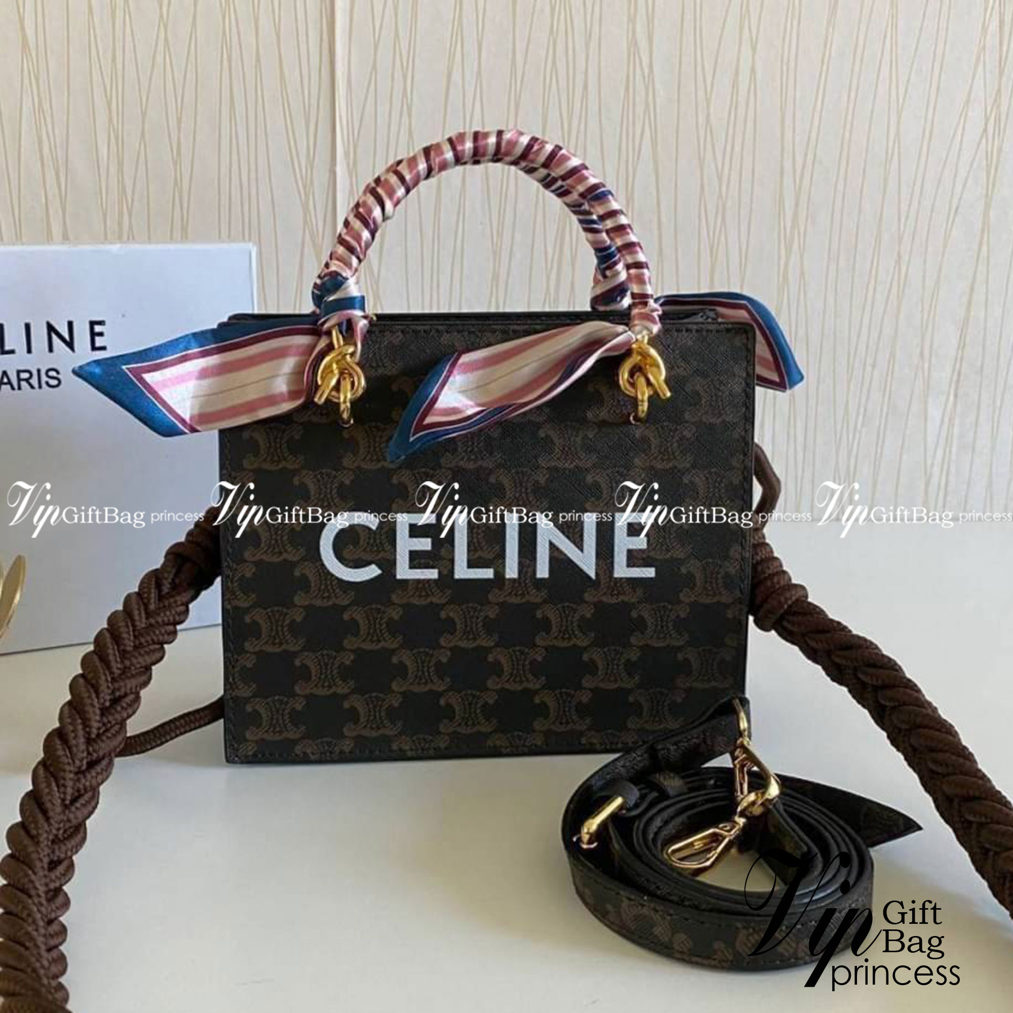 CELINE Tote Bag / Celine Mini Vertical Cabas In Triomphe Canvas And Calfskin With Celine Print Tan พร้อมส่งที่ไทย!! ที่นี่ที่เดียว สวยน่ารักมากๆ ใช้งานดี ถือได้ สะพายได้ กระเป๋ารุ่นโท้ทที่ถามกันเยอะมาก บอกเลยน่ารักสุดๆ สายสะพายมีมาให้สองสาย สายหนัง สายเชื