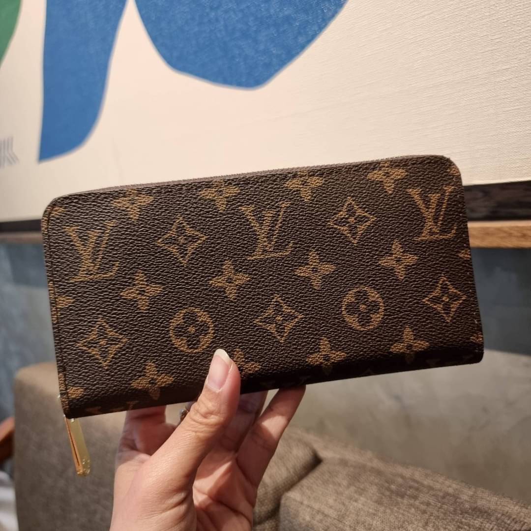 1ซิป LV long wallet ไอเท็มสุดฮิต ติดทุกกระแส แรงไม่เคยตก รุ่น unisex ที่จะหนุ่มๆสาวๆ ก็เลิฟได้หมด!! ใบยาวขนาดกำลังเหมาะมือ ถือแล้วขับผิวทุกสี วัสดุหนังแคนวาส ทนทาน เปิด-ปิดด้วยซิปรอบ ภายในมีช่องใส่บัตรเยอะ แบ่งสัดส่วนสวย ใส่ธนบัตรได้เน้นๆ ใส่เงินไปเลยจ้าห