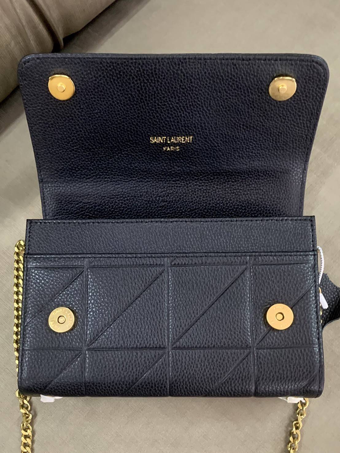 SAINT LAURENT YSL BAG VIP GIFT WITH PURCHASE (GWP) พรีเมี่ยมกิ้ฟ Limited Edition จาก YSL DUTY FREE COUNTER วัสดุหนังแกะหนังเคราะห์ ตกแต่งลวยลายตาราง ปักหมุดตรงหูหิ้ว ด้านหน้าประดับโลโก้แบรนด์YSL ขนาดกระทัดรัด หนังเงาสวย อะไหล่ทองทั้งใบ มาพร้อมสายสะพายยาวส