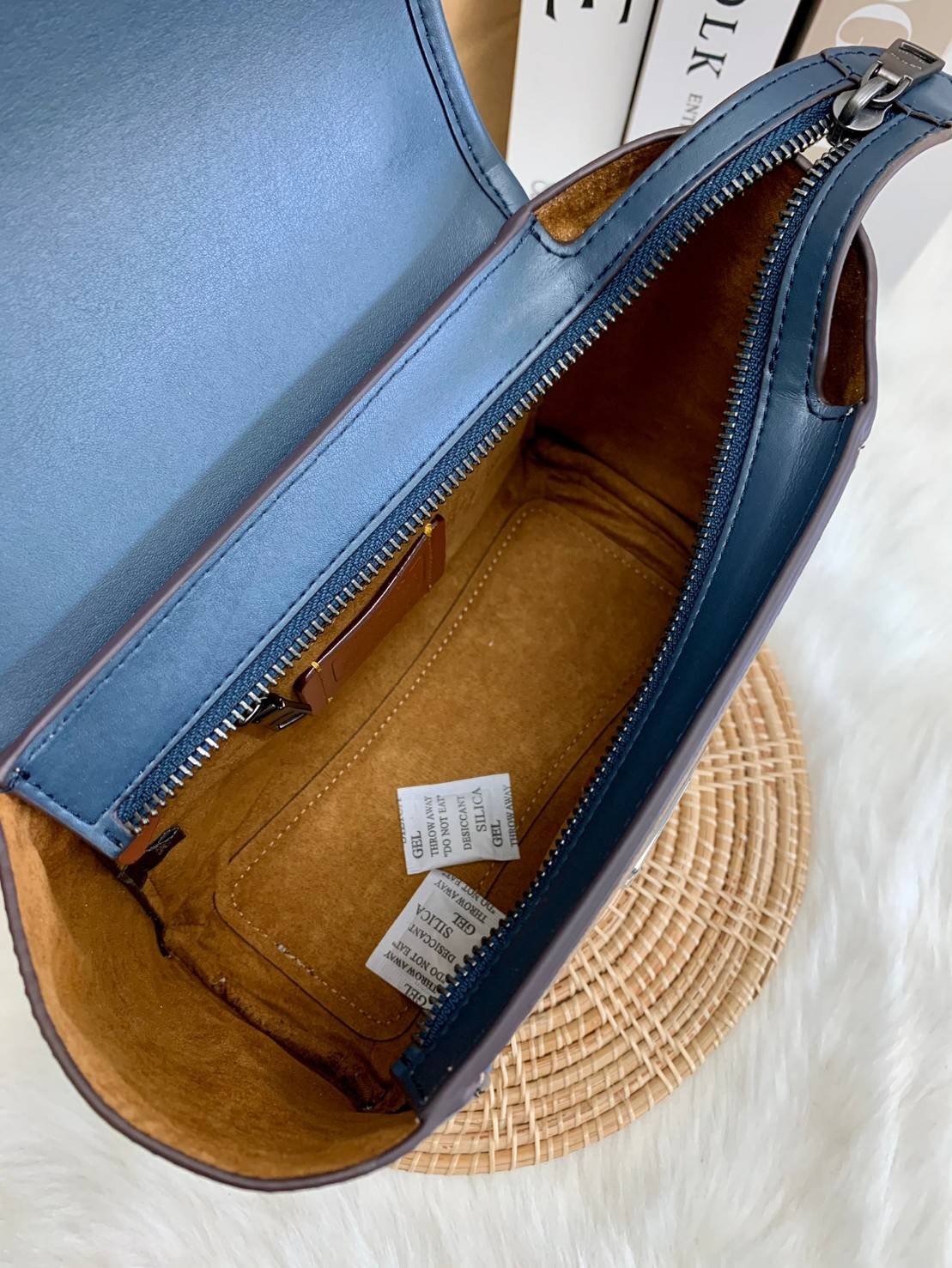 COACH COURIER CARRYALL 23 IN COLORBLOCK SIGNATURE CANVAS พร้อมส่ง 7 แบบ พร้อมส่ง ลุคดูไฮสุดๆค่ะ! กระเป๋าสะพายหนังหรูหราและคลาสสิค หนังแท้ชั้นดีที่สุด น้ำหนักเบา หนังสวยมากก สัมผัสแล้วหลงรักแน่นอนจ้าา😘