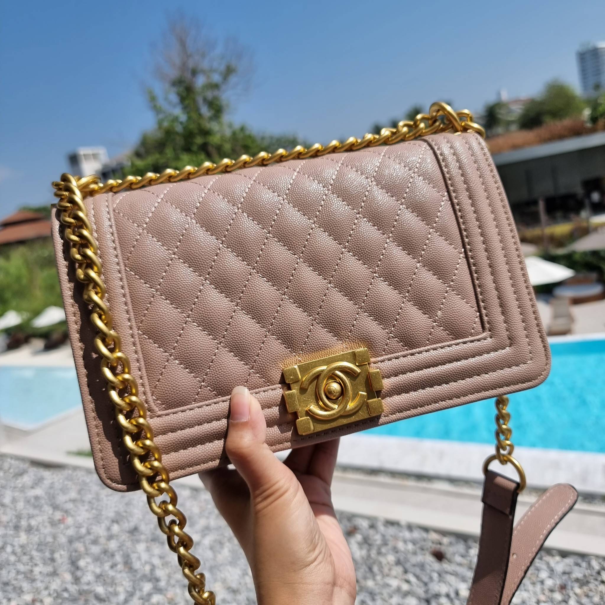 Chanel Boy 10" พร้อมส่งที่ไทย รุ่นสุดฮอต อะไหล่สีทองสุดหรู วัสดุหนังลายคาร์เวีย ทรงคลาสสิคที่สาวๆห้ามพลาด!! ในราคาสุดคุ้ม เปิด-ปิดกระเป๋าด้วยตัวล็อค ภายในโล่งกว้าง ไซส์ใหญ่ใส่ของได้เยอะ มีช่องแยกในกระเป๋า มาพร้อมสายสะพายโซ่สลับหนังรองบ่า (ถอดได้-ปรับ