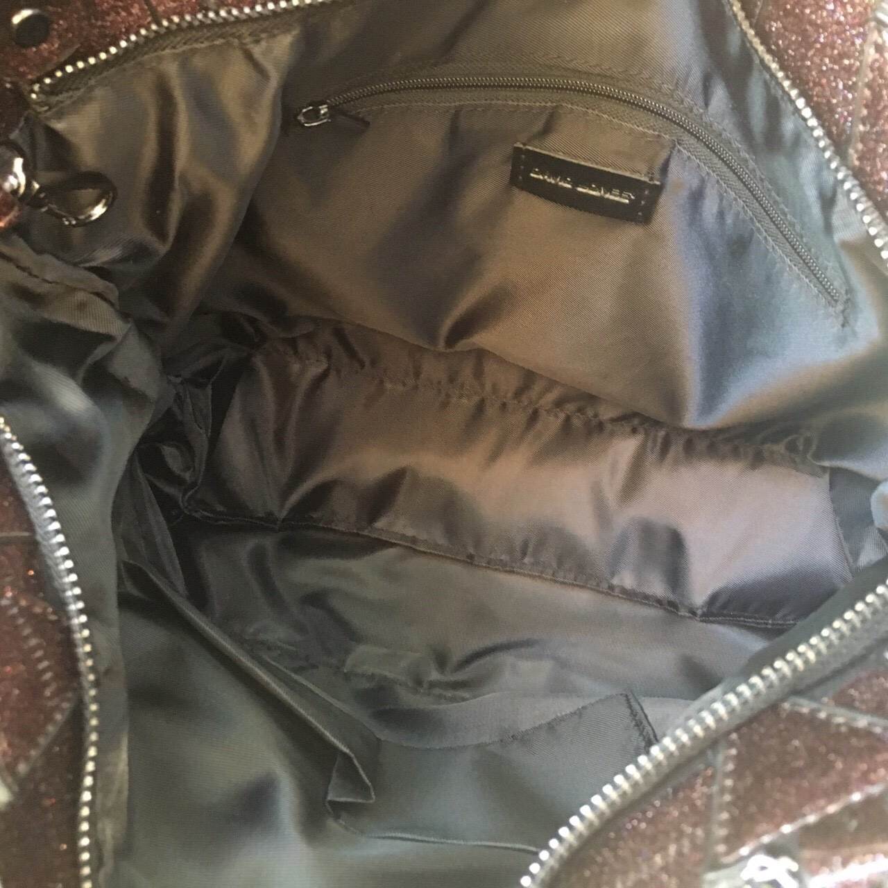 สีใหม่ Cranberry สวย มาก ตัวกระเป๋ามี กลิ้ตเตอร์ วิ้งๆ ทำให้โดดเด่น ลาย Limited edition หายาก 👍ปรับทรงได้ 2 แบบ น่ารักมาก สวยที่สุด มาพร้อมกระต่ายเข้า set เลิศคะ กระเป๋า จากแบรนด์ David Jones กระเป๋าสะพายข้างดีไซน์เกร๋มาก สีสวยหรูมาก ขนาดกะลังดีเล