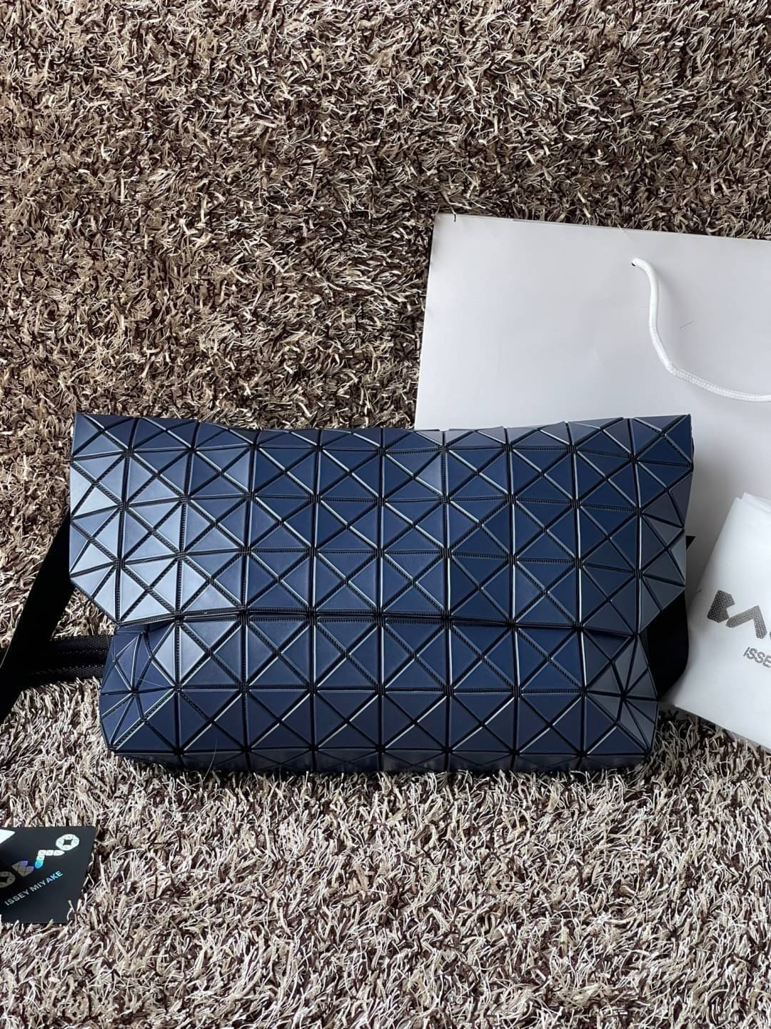 Baobao Issey Miyake Prism Sac ชาวมินิมอลทั้งชายและหญิงต้องถูกใจรุ่นนี้ เพราะ Prism Sac เป็นกระเป๋าแบบ unisex ที่มาพร้อมกับความเรียบง่ายของวัสดุเนื้อแมตต์ แต่ให้ลุคสไตล์เท่แบบคูลๆ โดดเด่นด้วยดีไซน์ที่ออกแบบมาให้ใช้งานที่ง่าย ตอบโจทย์ทุกสถานการณ์ฝาพับแบบเปิ