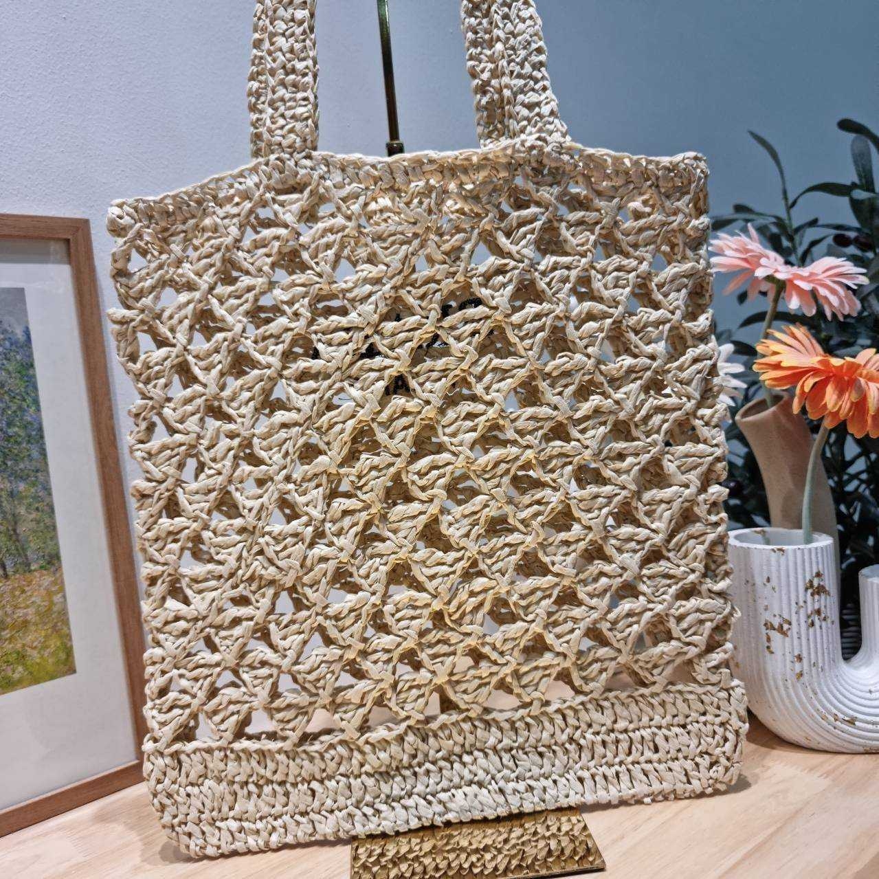 PRADA CROCHET TOTE BAG กระเป๋าสะพายทรงโท้ทลายสาน สวยไม่ซ้ำใคร สไตล์บีช เหมาะมากกับการสะพายไปเที่ยวทะเล หรือจะใช้ในวันสบายๆก็ตอบโจทย์