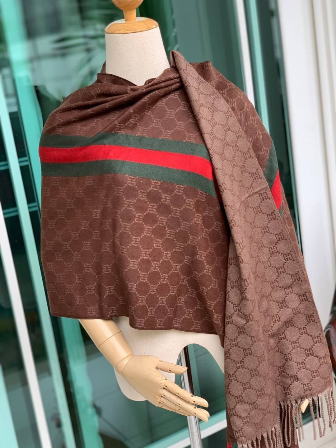 Gucci Classic Print Scarf แบรนด์ดังจากประเทศอิตาลี ด้วยงานพรีเมี่ยมกิ้ฟ ส่งมอบความรู้สึกดีๆให้กับคนที่คุณรัก ในรูปแบบผ้าพันคอและผ้าคลุมไหล่ผืนใหญ่สีสันไม่ฉูดฉาด เหมาะกับชุดที่เป็นทางการหรือลำลองก็ได้ เป็นผ้าที่ให้ความอบอุ่น ถักทอด้วยผ้าcashmere ผ้าเนื้อดี