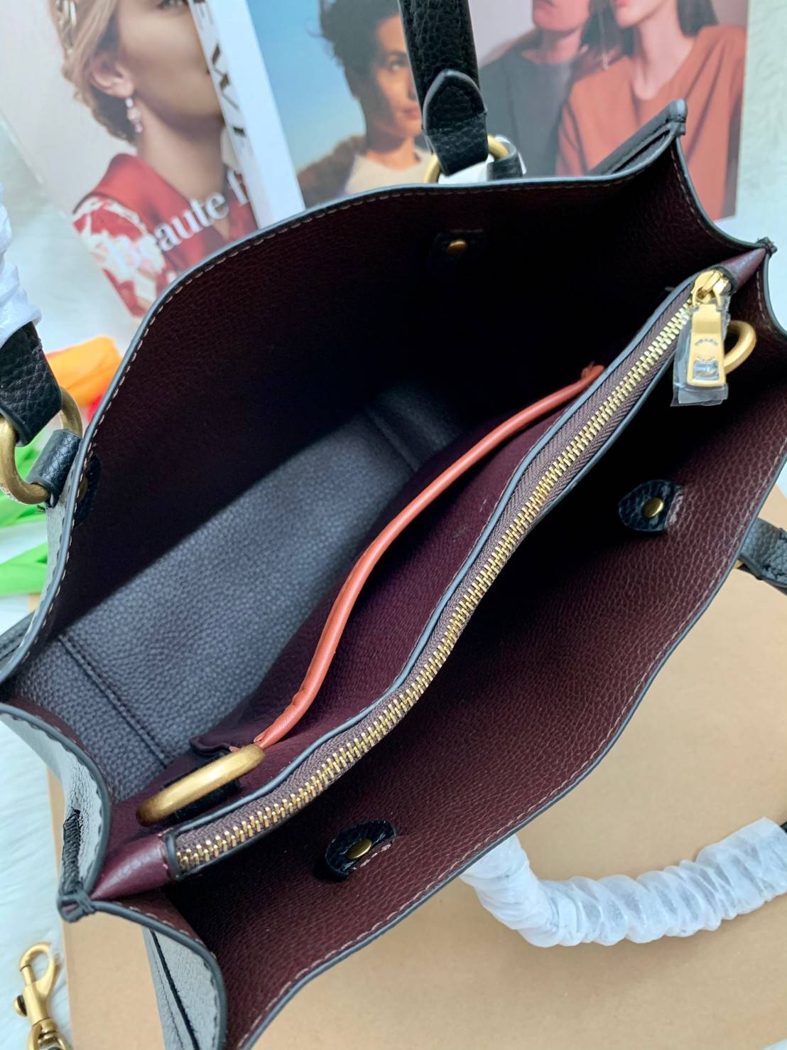 COACH C3889 TYLER CARRYALL 28 IN SIGNATURE CANVAS ((C3460//C3889)) รุ่นยอดฮิตที่สาวๆหลายคนเรียกร้อง กับกระเป๋าถือ/สะพายทรงสวย ที่มาพร้อมสายสะพายไหล่ในตัว และสายครอสบอดี้สำหรับสะพายข้าง ตัวกระเป๋าถูกแบ่งเป็นสัดส่วนสวยงาม มีช่องซิปกลางที่ใหญ่พอสมควร และยังม