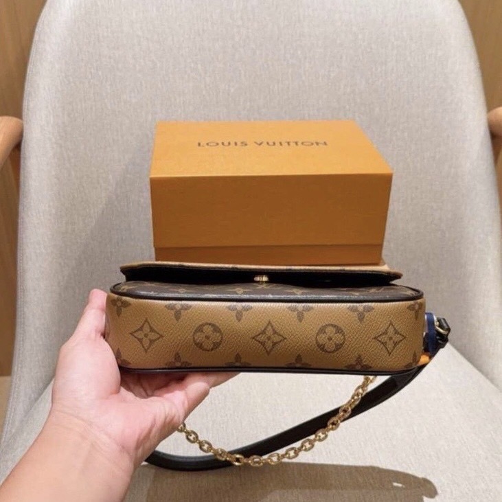 LV Ivy chain wallet กระเป๋าสะพายดีไซน์กึ่งกระเป๋าสตางค์ รุ่นยอดนิยม แต่งสายโซ่สีทองสวยหรู สุดคุ้มด้วยลูกเล่นที่หลากหลาย คล้องไหล่ สะพายข้าง คล้องแขน ได้หมด