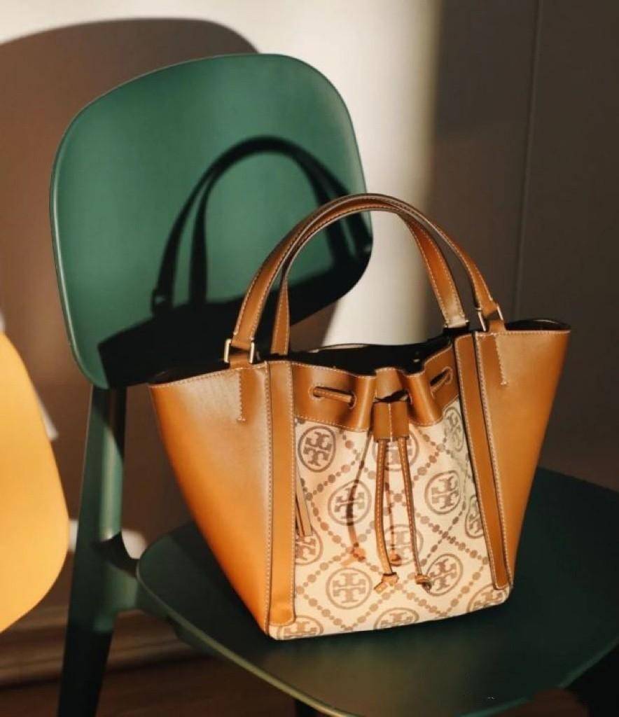 Tory T Monogram Mcgraw Dragonfly กระเป๋าถือหรือสะพายไหล่ วัสดุหนัง Jacquard อะไหล่ทอง ทรงปีก เปิด-ปิด ด้วยกระดุมแม่เหล็ก ด้านในโลง มี 2ช่องเล็ก จุของได้เยอะ น้ำหนักเบา สายสะพาย crossbody ได้ ปรับระดับได้